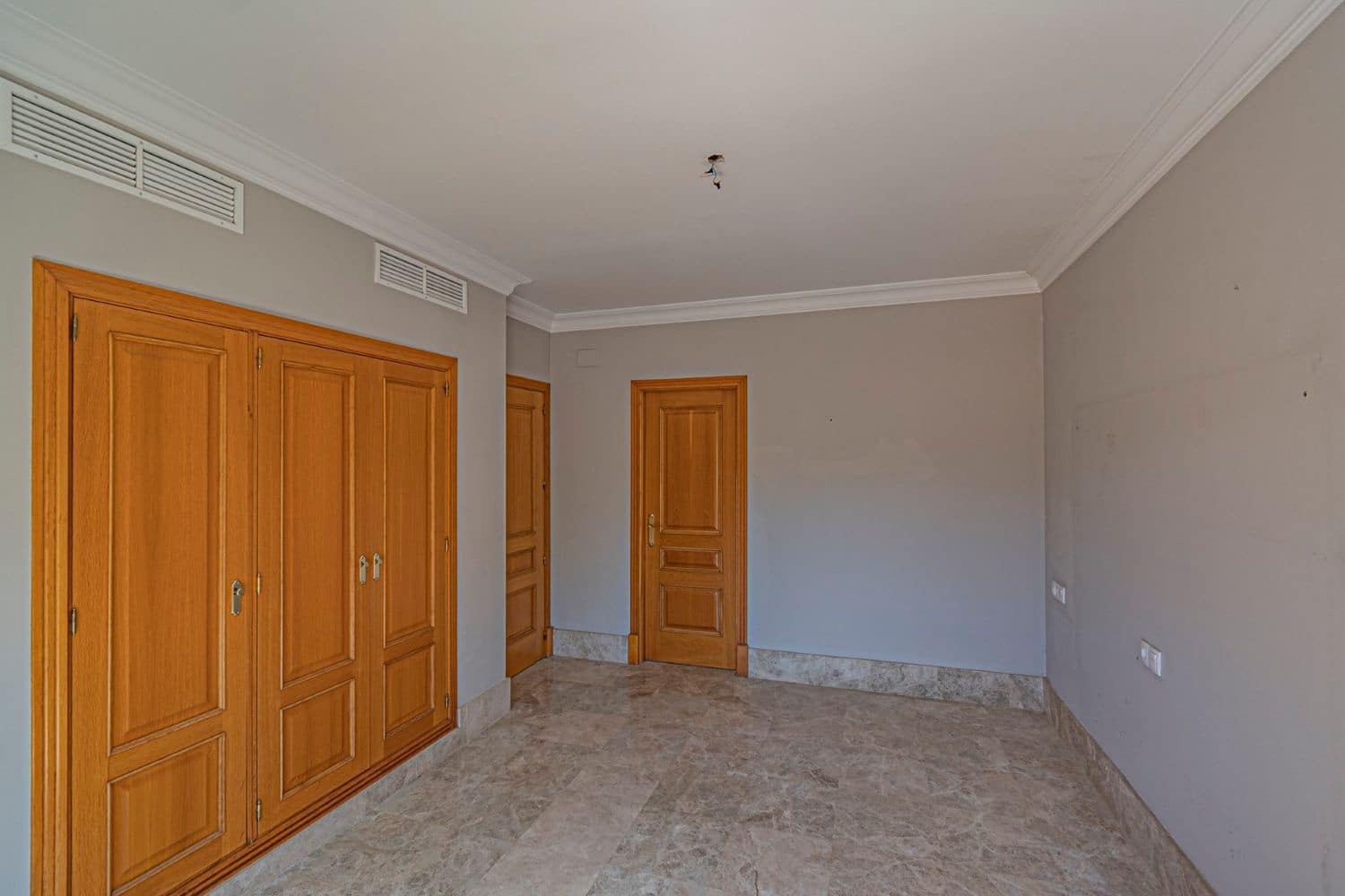 4 Zimmer Villa zu verkaufen in Marbella mit Pool Garage - 1.649.000 € (Ref: 9803872)