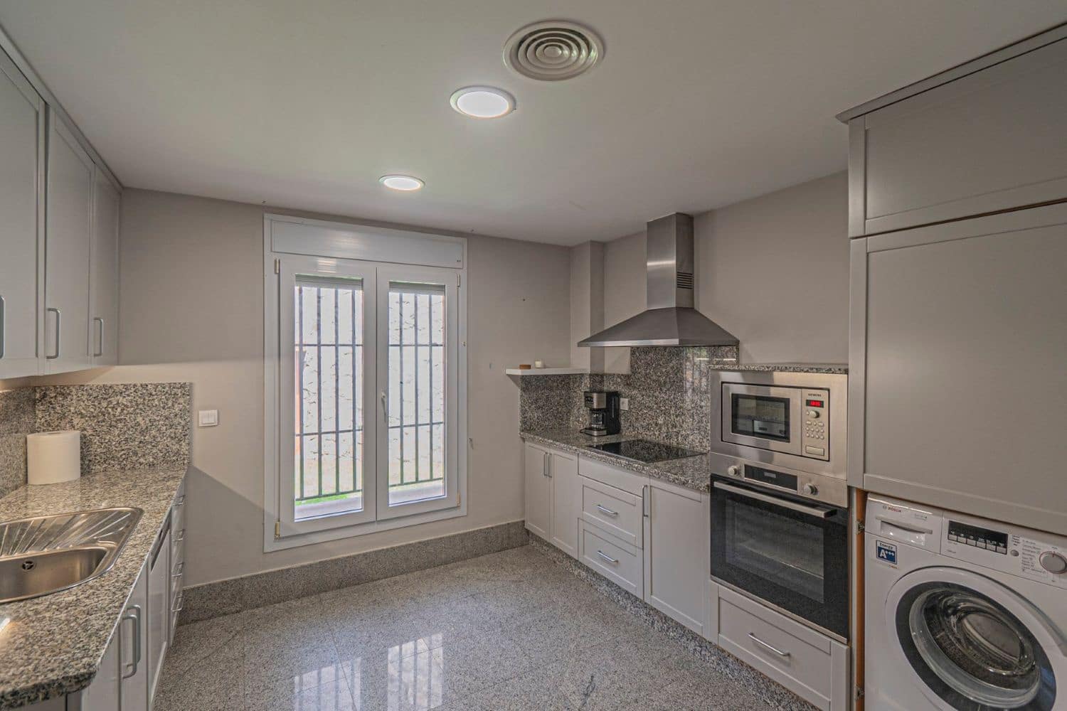 4 Zimmer Villa zu verkaufen in Marbella mit Pool Garage - 1.649.000 € (Ref: 9803872)