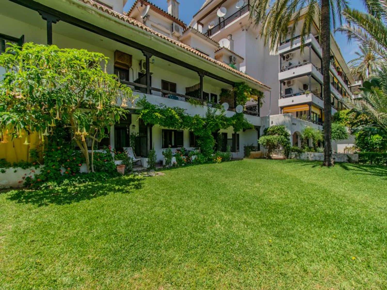 1 sypialnia Apartament na sprzedaż w Marbella z basenem garażem - 425 000 € (Ref: 9806089)