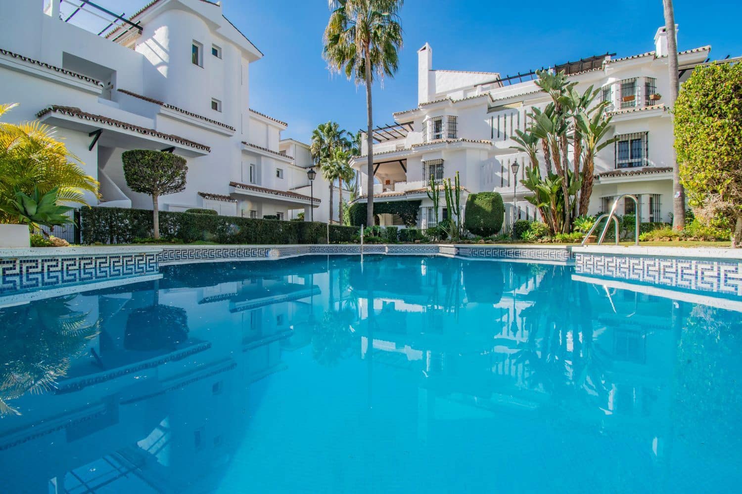 3 Zimmer Apartment zu verkaufen in Nueva Andalucia mit Pool Garage - 560.000 € (Ref: 9816820)