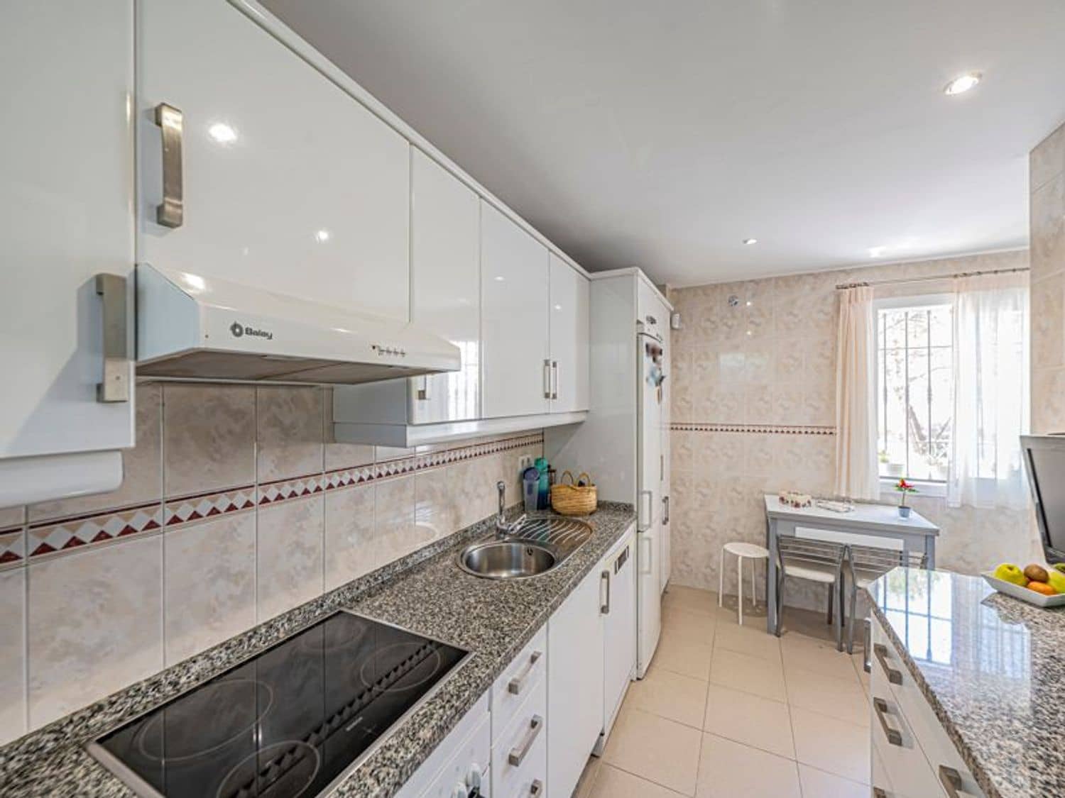 3 Zimmer Apartment zu verkaufen in Nueva Andalucia mit Pool Garage - 560.000 € (Ref: 9816820)