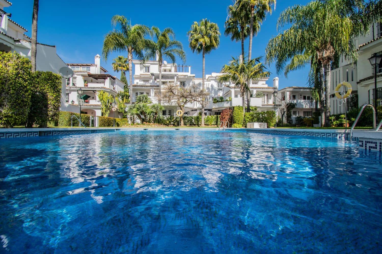 3 Zimmer Apartment zu verkaufen in Nueva Andalucia mit Pool Garage - 560.000 € (Ref: 9816820)
