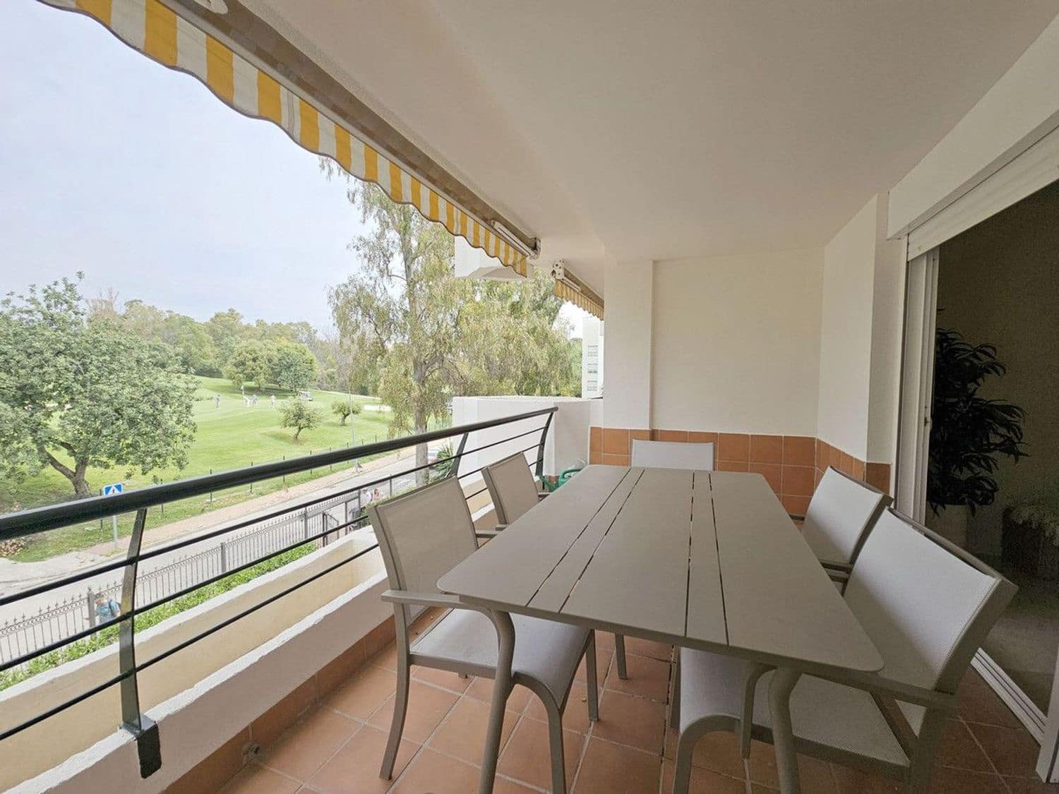3 sypialnia Apartament na sprzedaż w El Paraiso z basenem garażem - 550 000 € (Ref: 9819903)