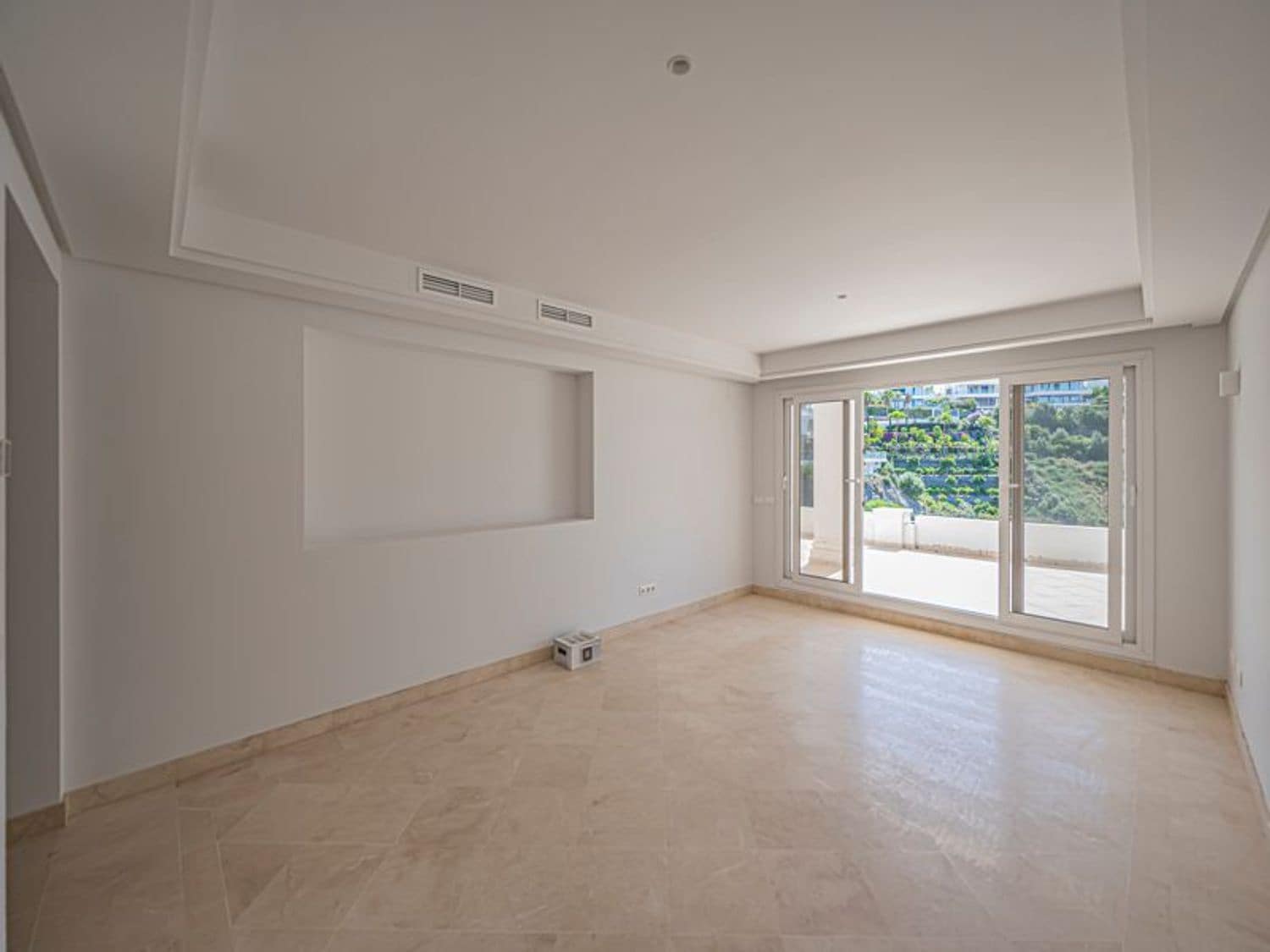 2 bedroom Apartment for sale in Nueva Andalucia with pool garage - € 475,000 (Ref: 9826136)