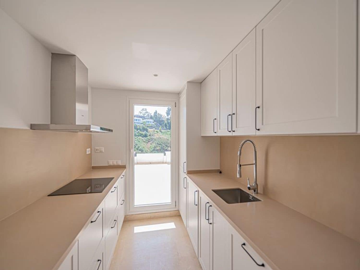 2 bedroom Apartment for sale in Nueva Andalucia with pool garage - € 475,000 (Ref: 9826136)