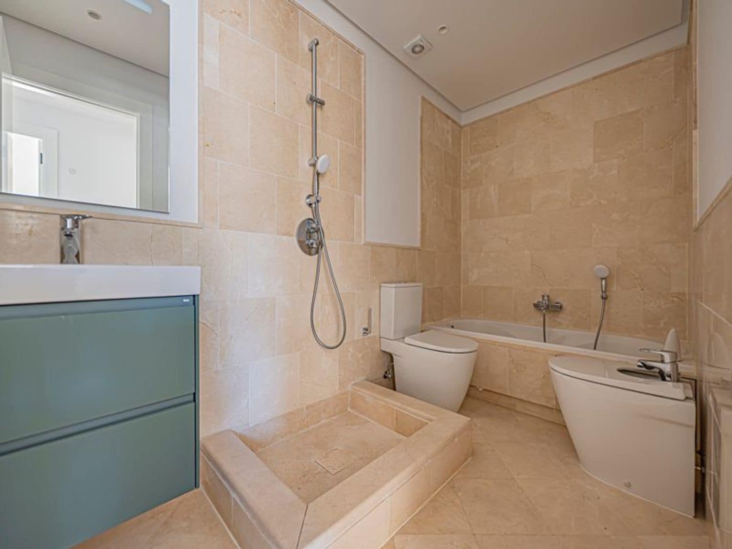 2 bedroom Apartment for sale in Nueva Andalucia with pool garage - € 475,000 (Ref: 9826136)