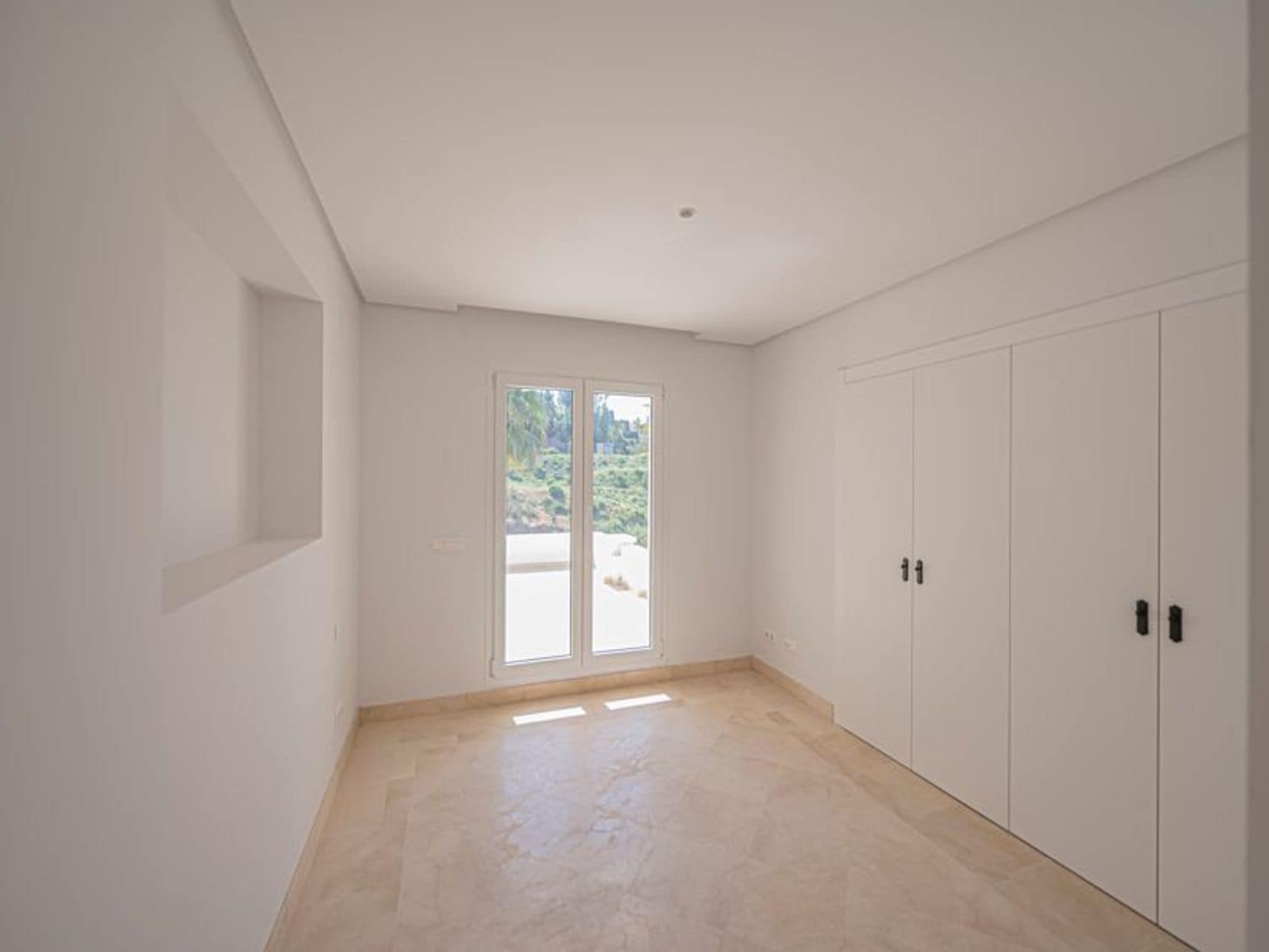 2 bedroom Apartment for sale in Nueva Andalucia with pool garage - € 475,000 (Ref: 9826136)