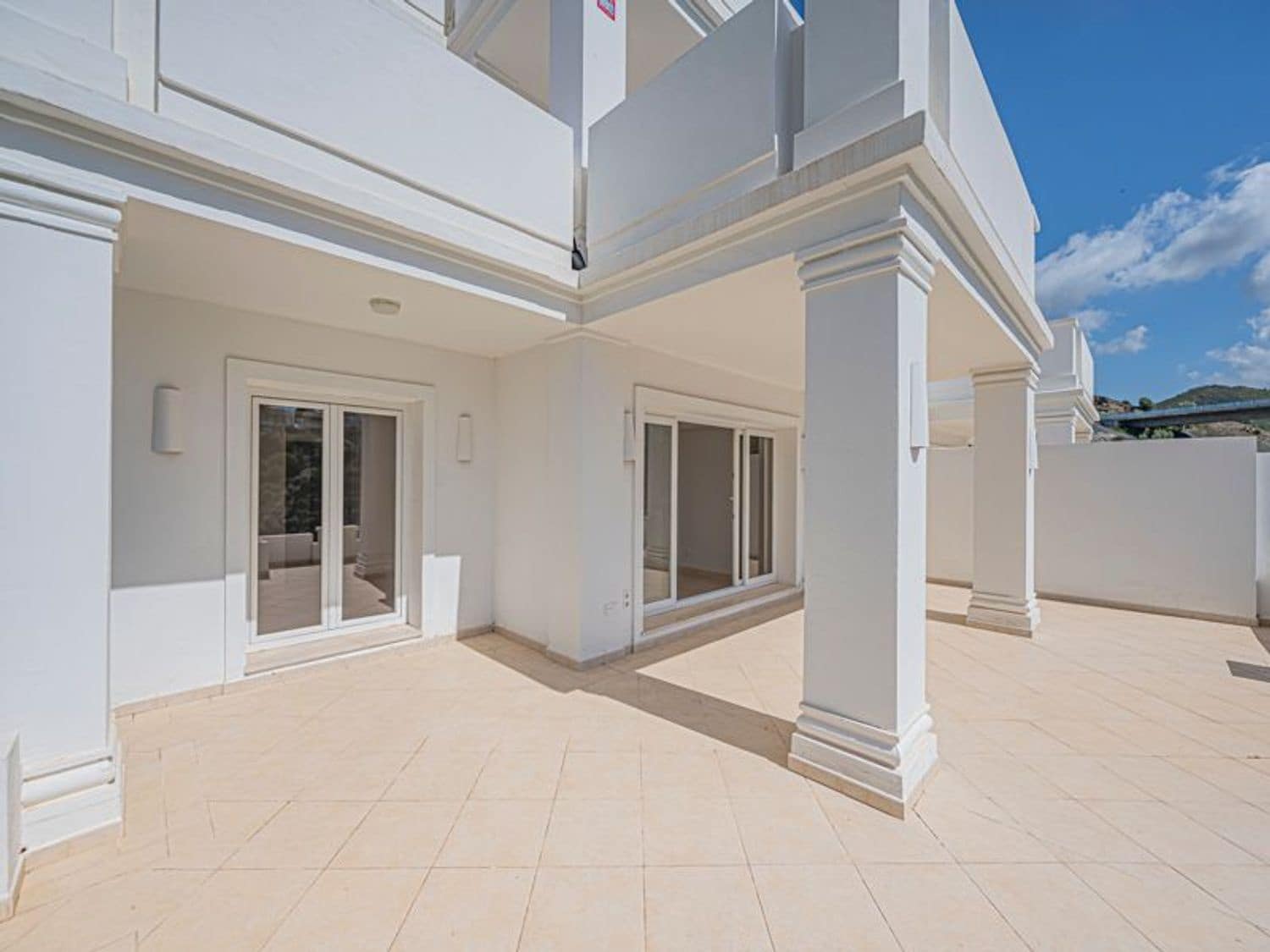 2 bedroom Apartment for sale in Nueva Andalucia with pool garage - € 475,000 (Ref: 9826136)