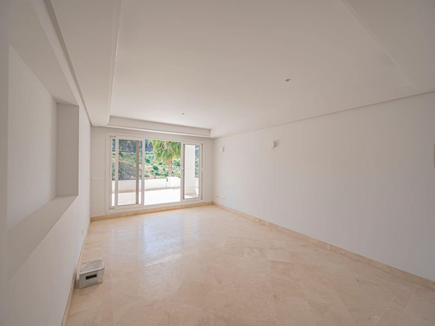 2 bedroom Apartment for sale in Nueva Andalucia with pool garage - € 475,000 (Ref: 9826136)