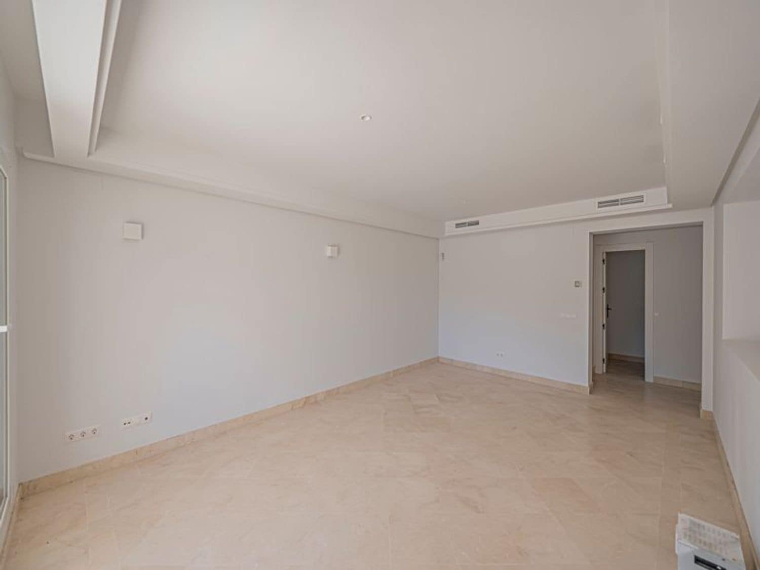 2 bedroom Apartment for sale in Nueva Andalucia with pool garage - € 475,000 (Ref: 9826136)