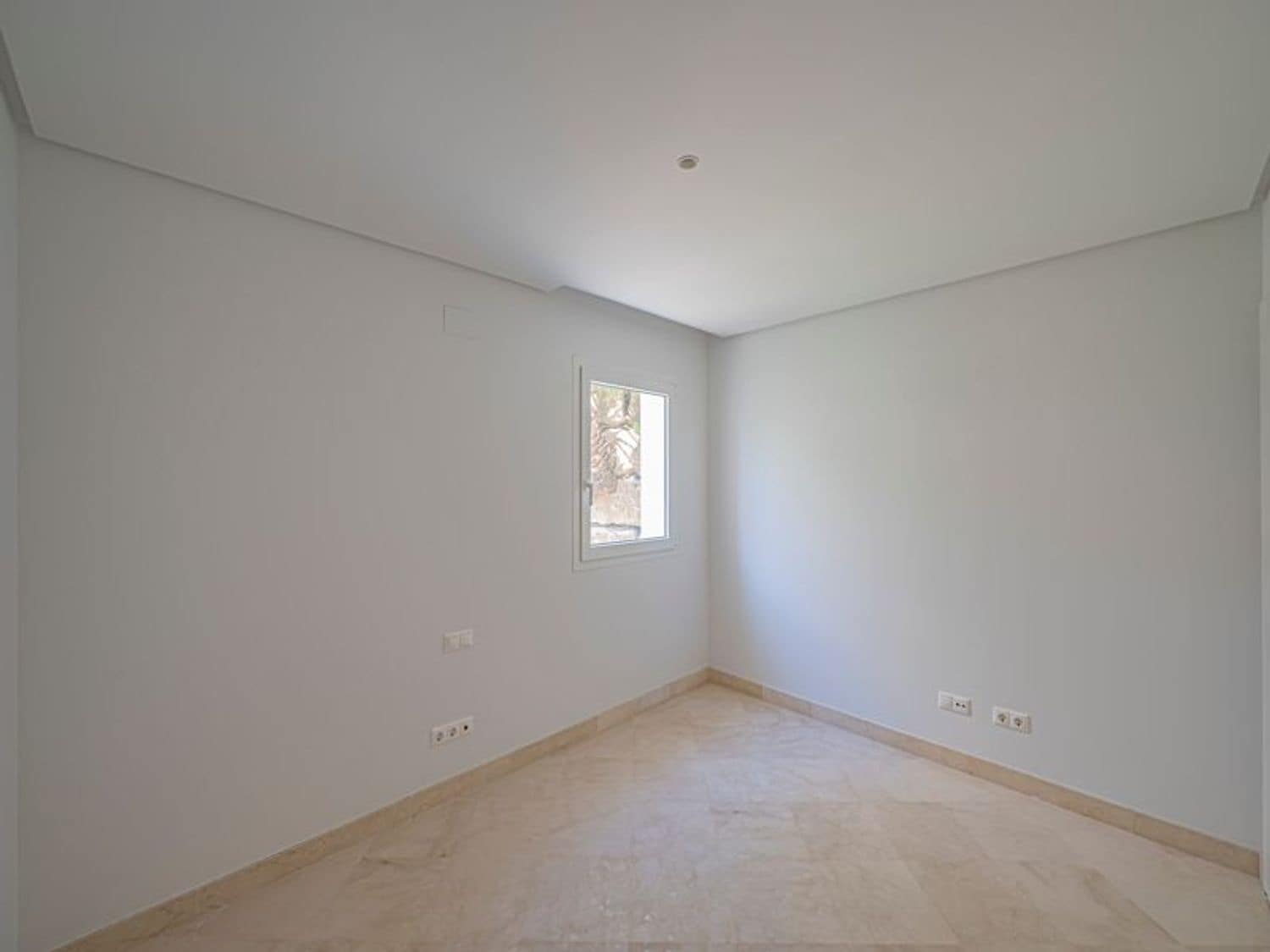 2 bedroom Apartment for sale in Nueva Andalucia with pool garage - € 475,000 (Ref: 9826136)