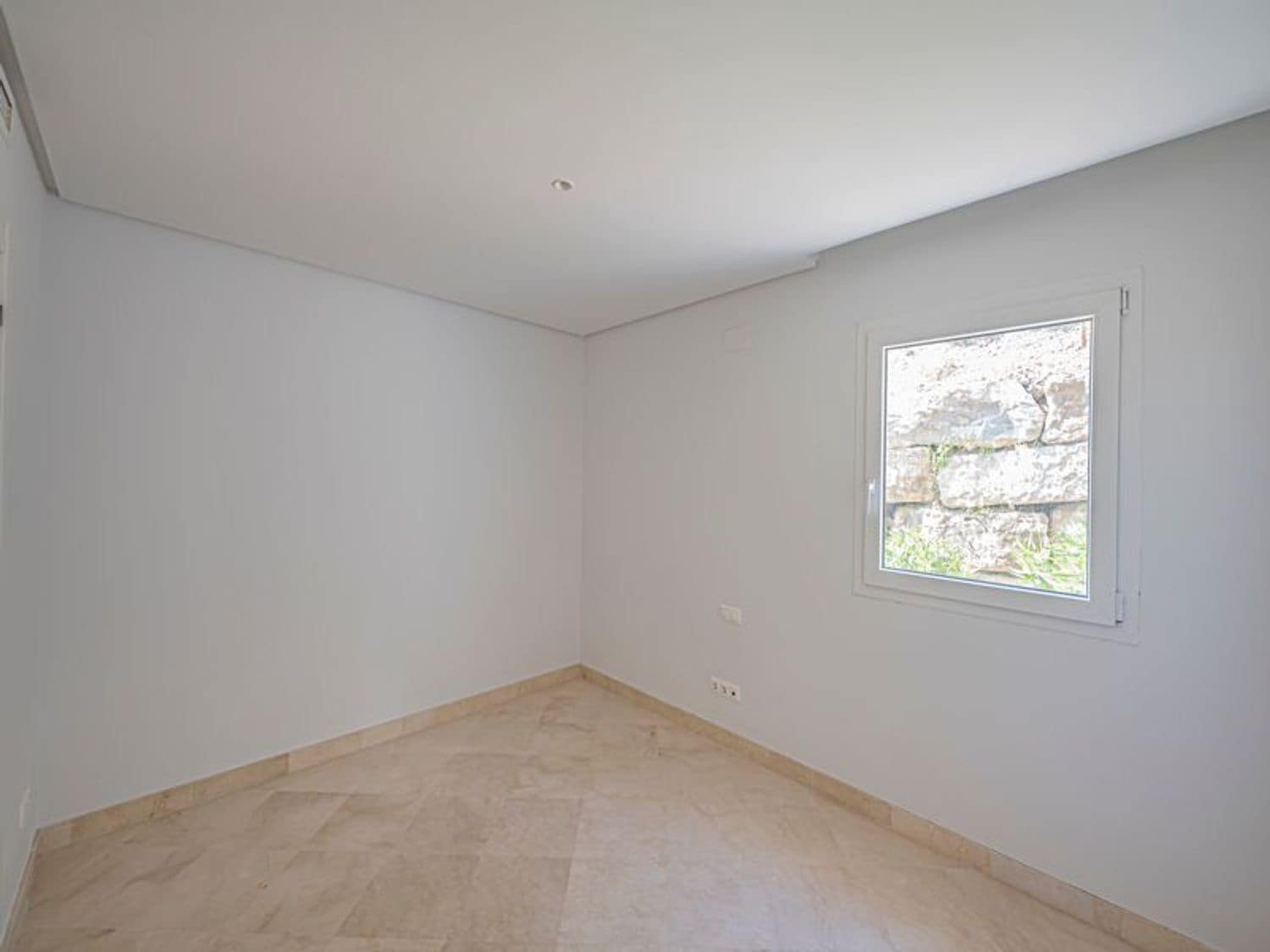 2 bedroom Apartment for sale in Nueva Andalucia with pool garage - € 475,000 (Ref: 9826136)