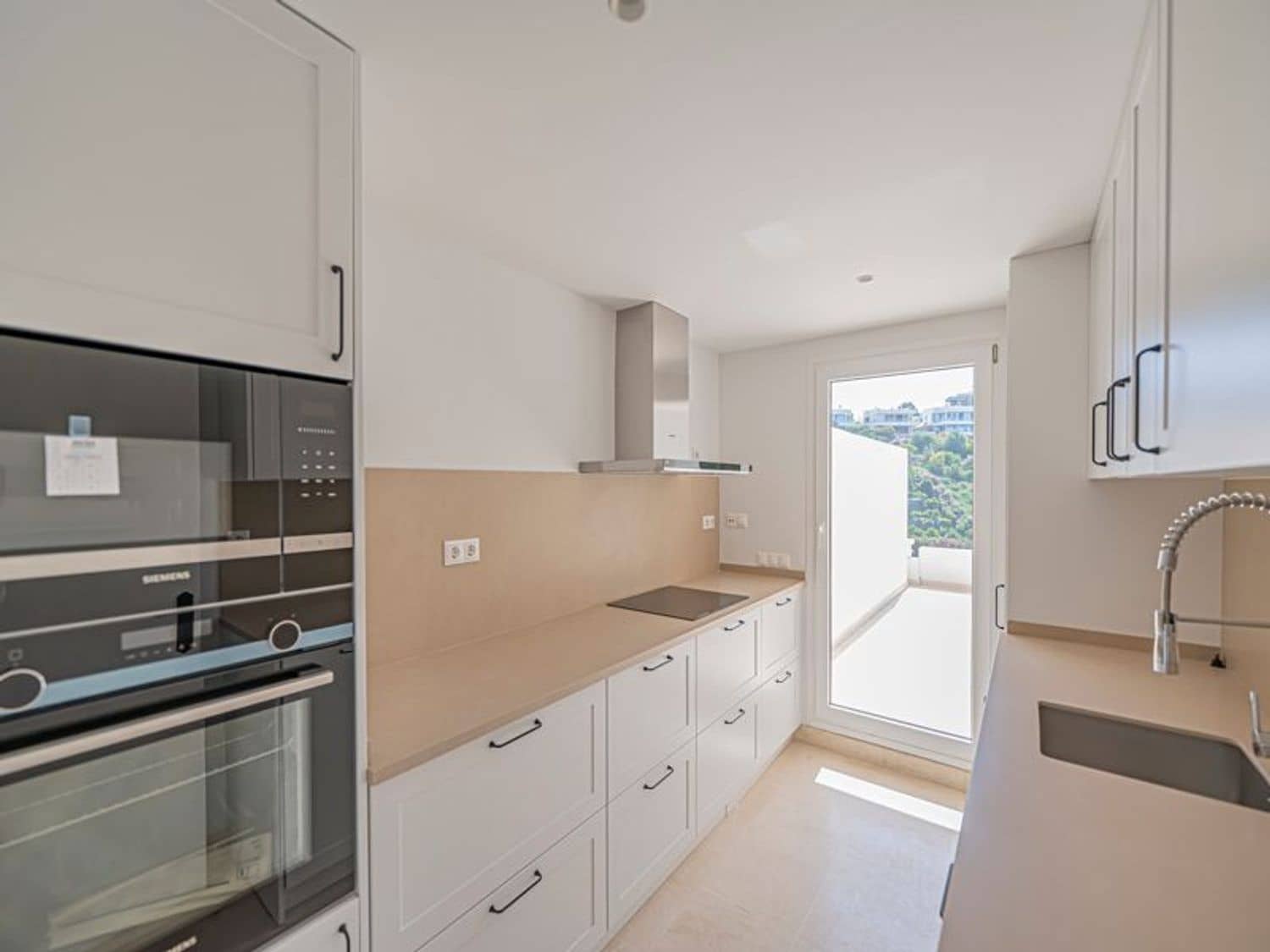 2 bedroom Apartment for sale in Nueva Andalucia with pool garage - € 475,000 (Ref: 9826136)