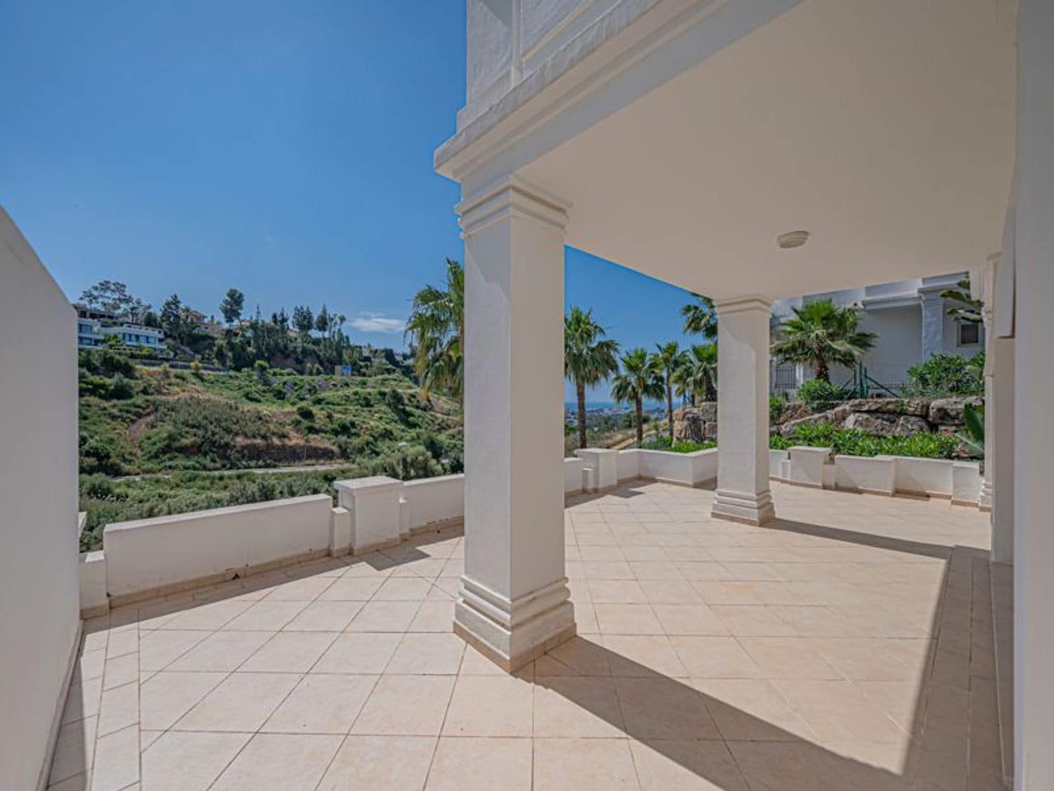 2 bedroom Apartment for sale in Nueva Andalucia with pool garage - € 475,000 (Ref: 9826136)