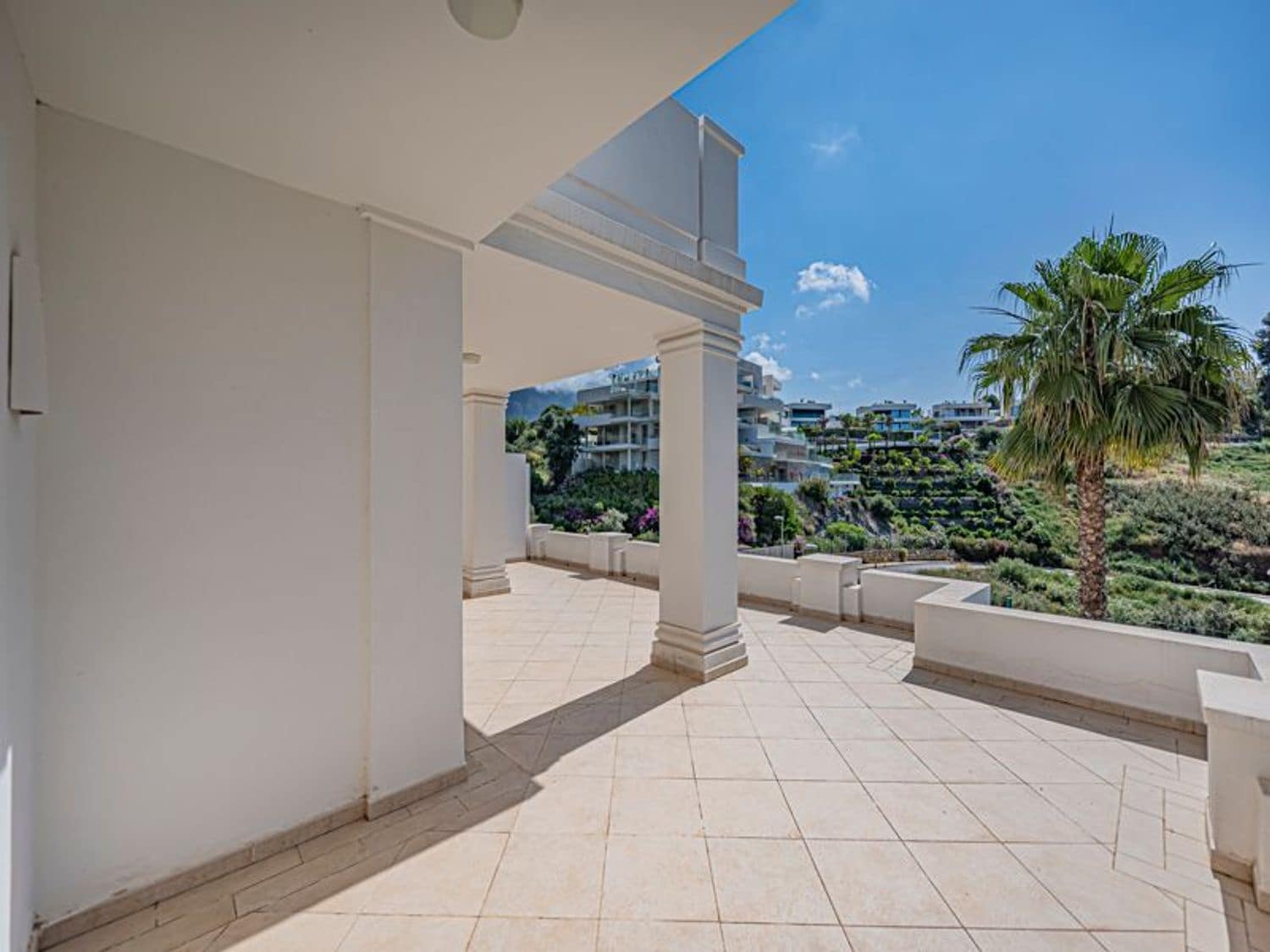 2 bedroom Apartment for sale in Nueva Andalucia with pool garage - € 475,000 (Ref: 9826136)