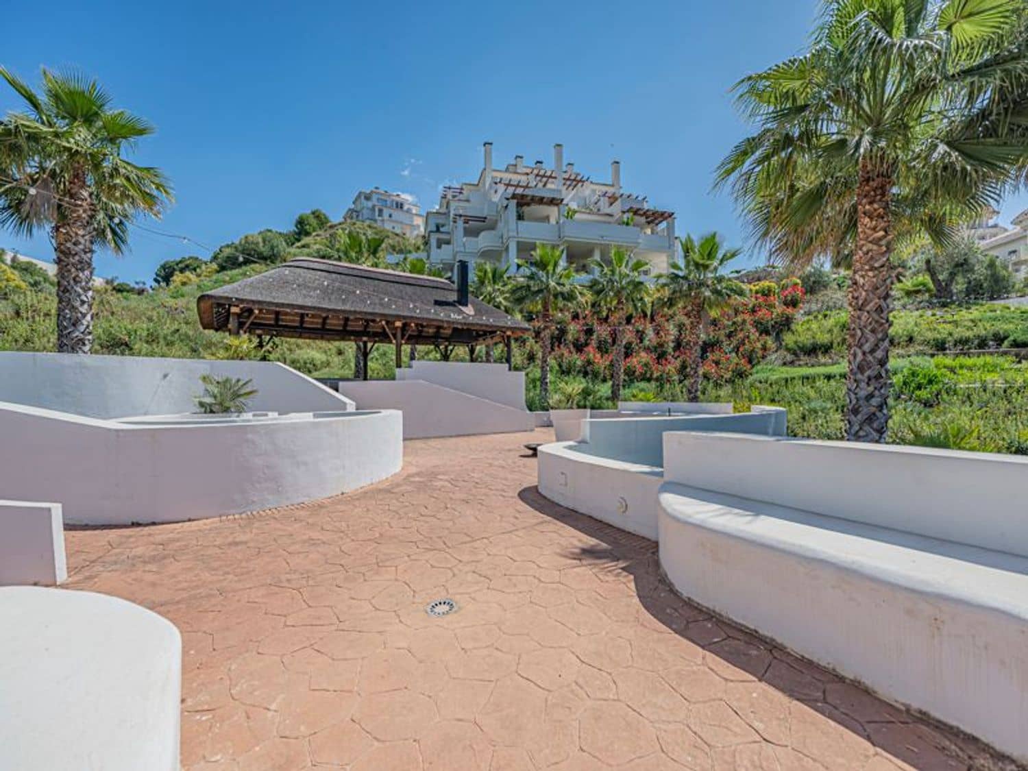 2 bedroom Apartment for sale in Nueva Andalucia with pool garage - € 475,000 (Ref: 9826136)