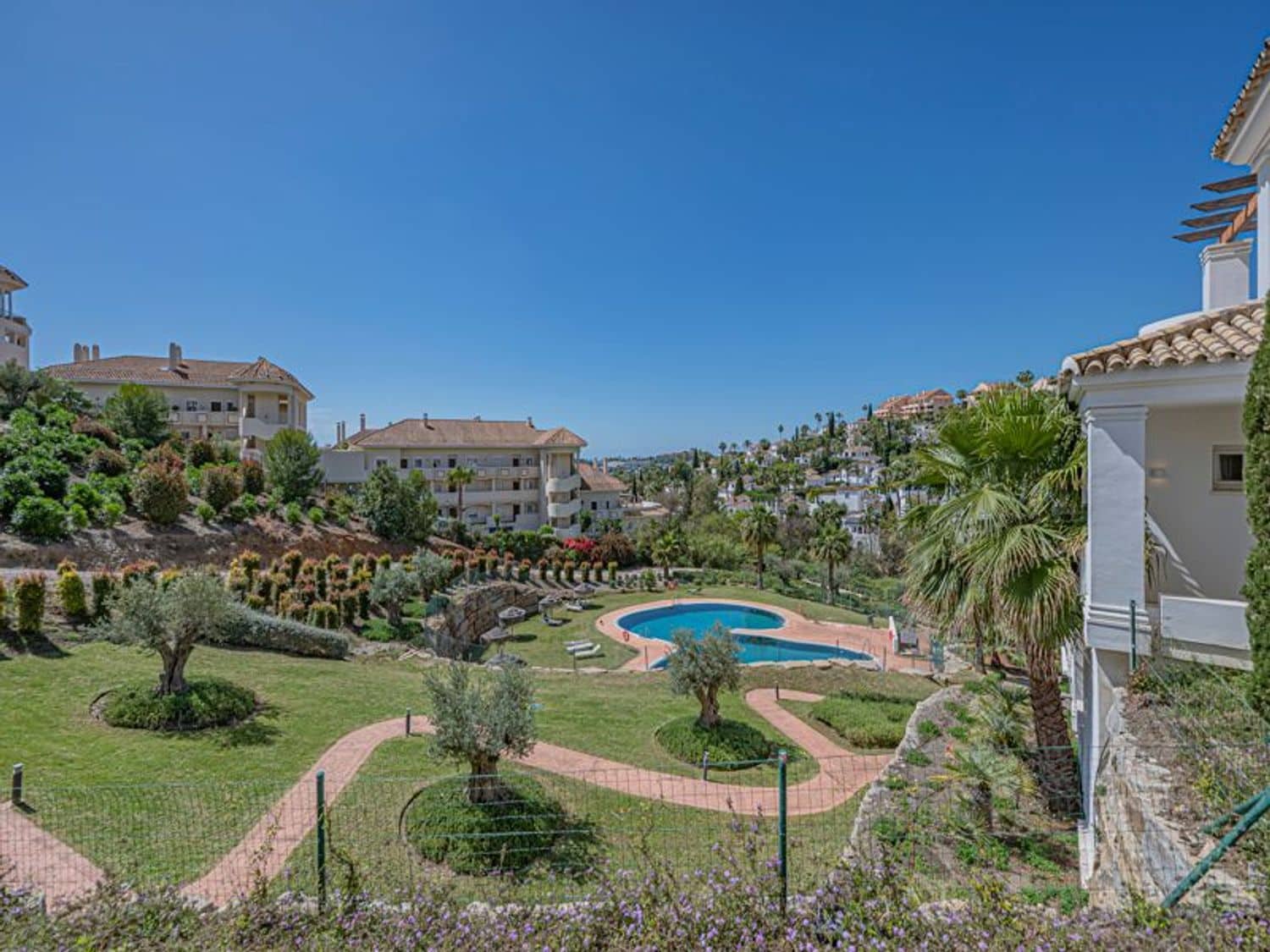 2 bedroom Apartment for sale in Nueva Andalucia with pool garage - € 475,000 (Ref: 9826136)