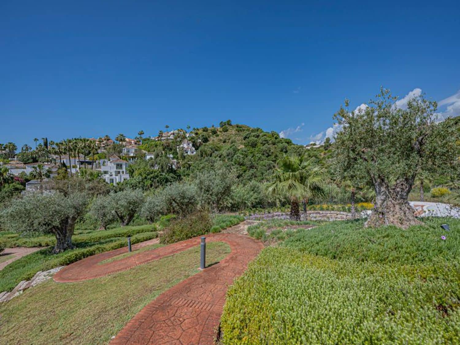2 bedroom Apartment for sale in Nueva Andalucia with pool garage - € 475,000 (Ref: 9826136)