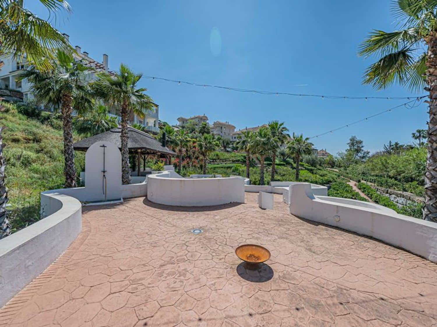 2 bedroom Apartment for sale in Nueva Andalucia with pool garage - € 475,000 (Ref: 9826136)