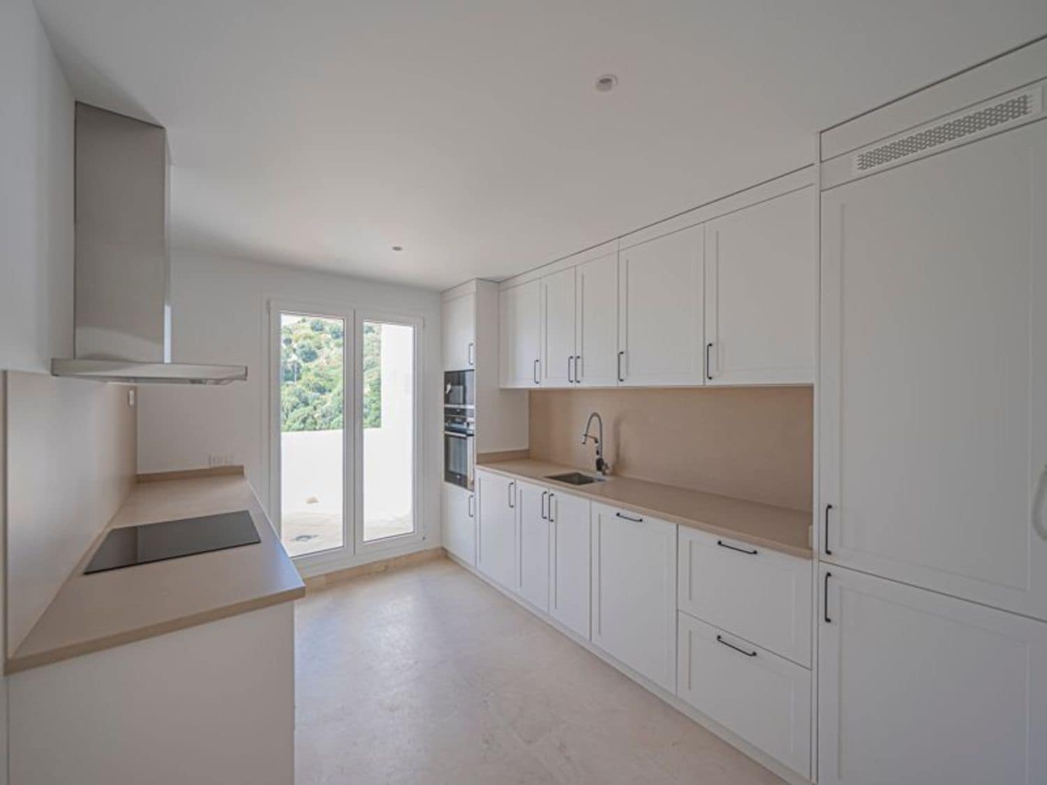 2 bedroom Apartment for sale in Nueva Andalucia with pool garage - € 658,000 (Ref: 9826951)