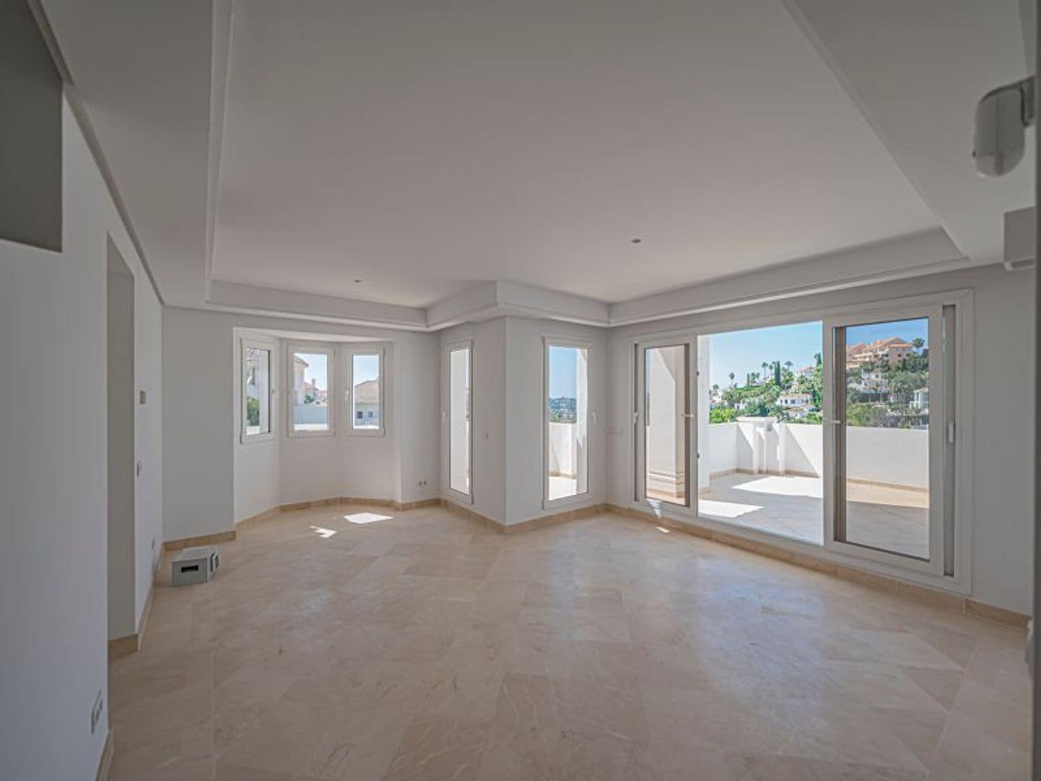 2 bedroom Apartment for sale in Nueva Andalucia with pool garage - € 658,000 (Ref: 9826951)
