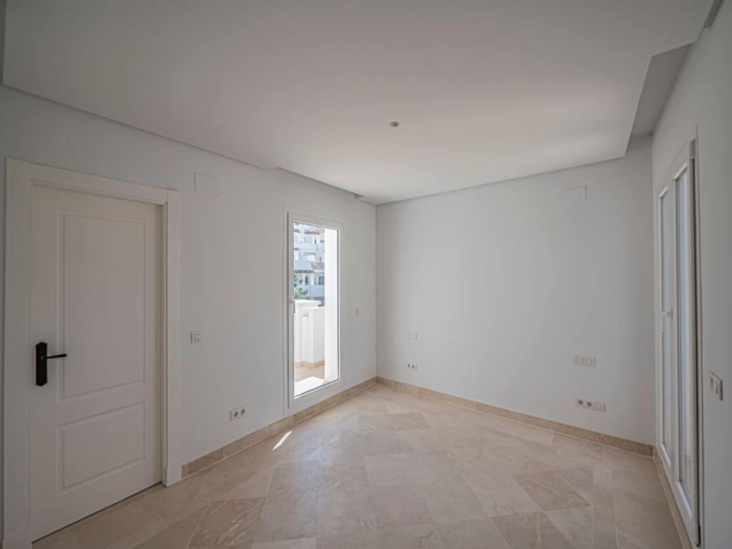 2 bedroom Apartment for sale in Nueva Andalucia with pool garage - € 658,000 (Ref: 9826951)