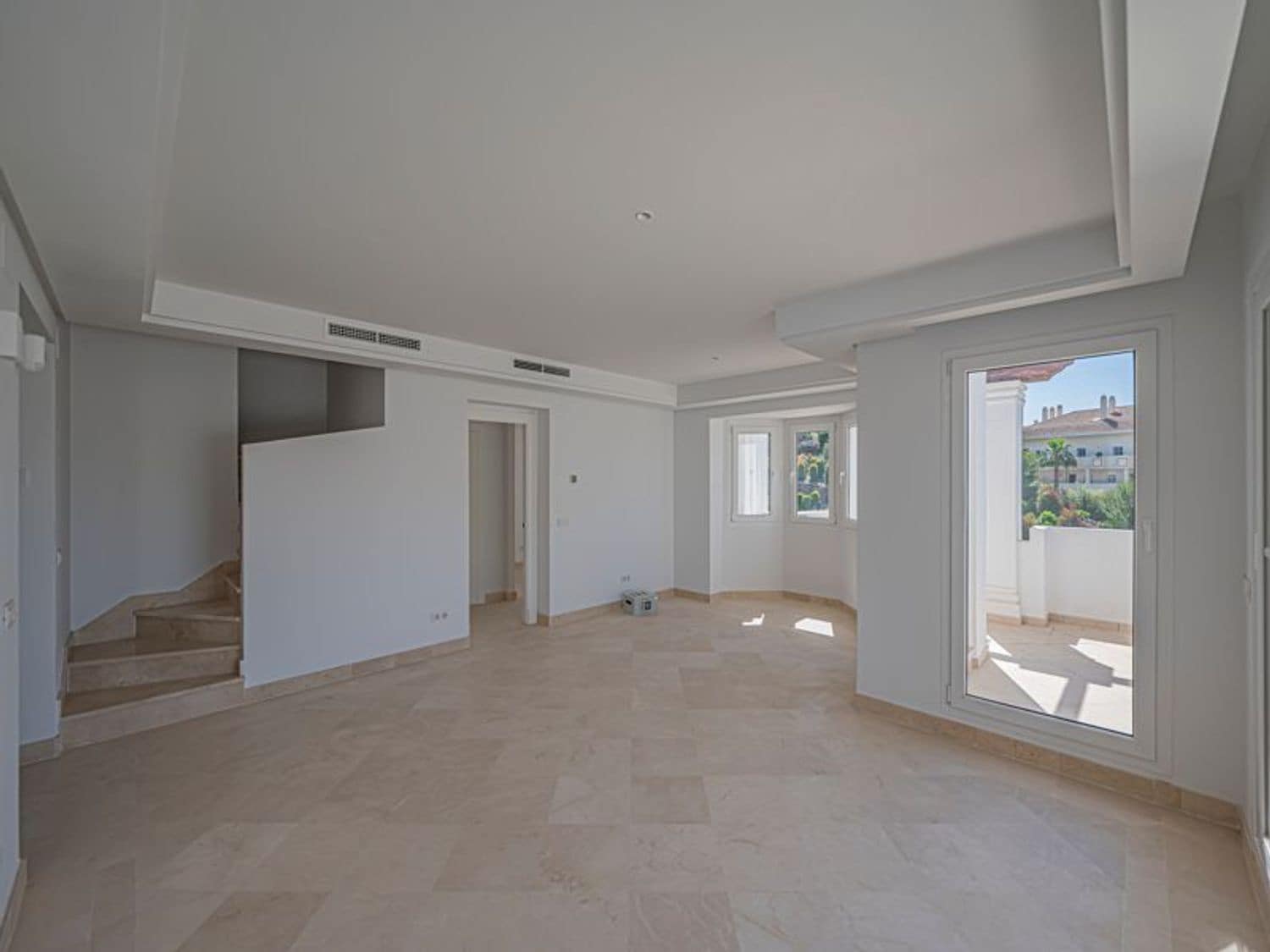 2 bedroom Apartment for sale in Nueva Andalucia with pool garage - € 658,000 (Ref: 9826951)