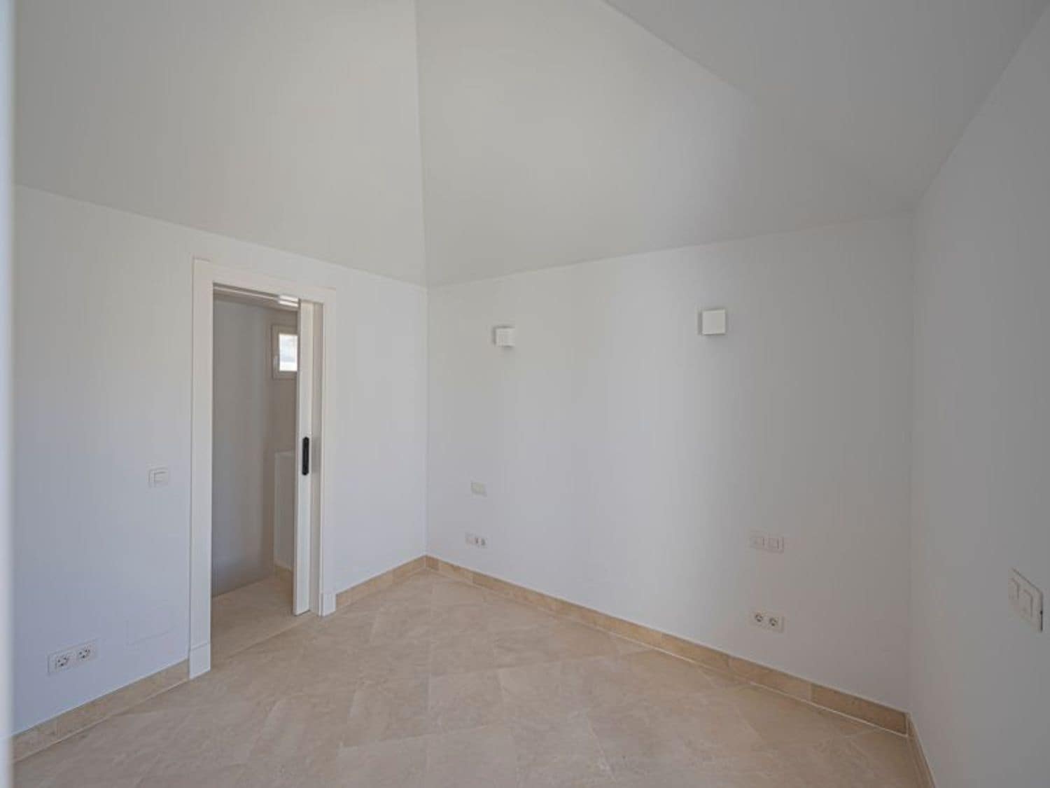 2 bedroom Apartment for sale in Nueva Andalucia with pool garage - € 658,000 (Ref: 9826951)