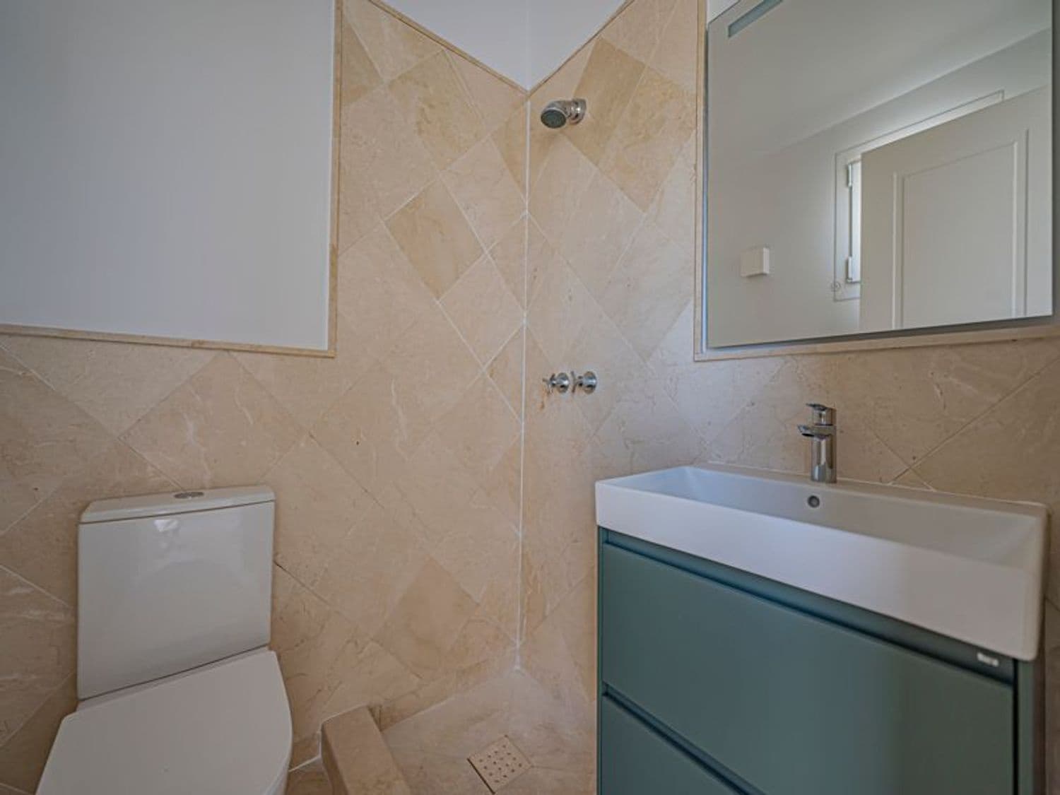 2 bedroom Apartment for sale in Nueva Andalucia with pool garage - € 658,000 (Ref: 9826951)