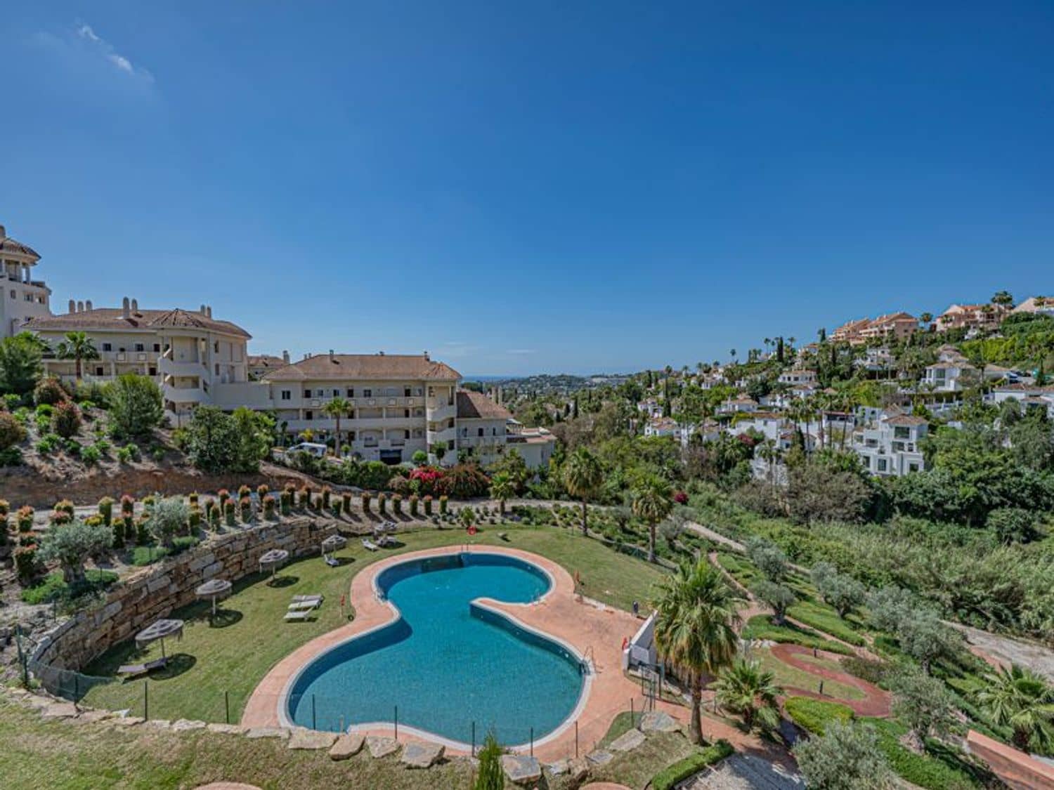 2 bedroom Apartment for sale in Nueva Andalucia with pool garage - € 658,000 (Ref: 9826951)