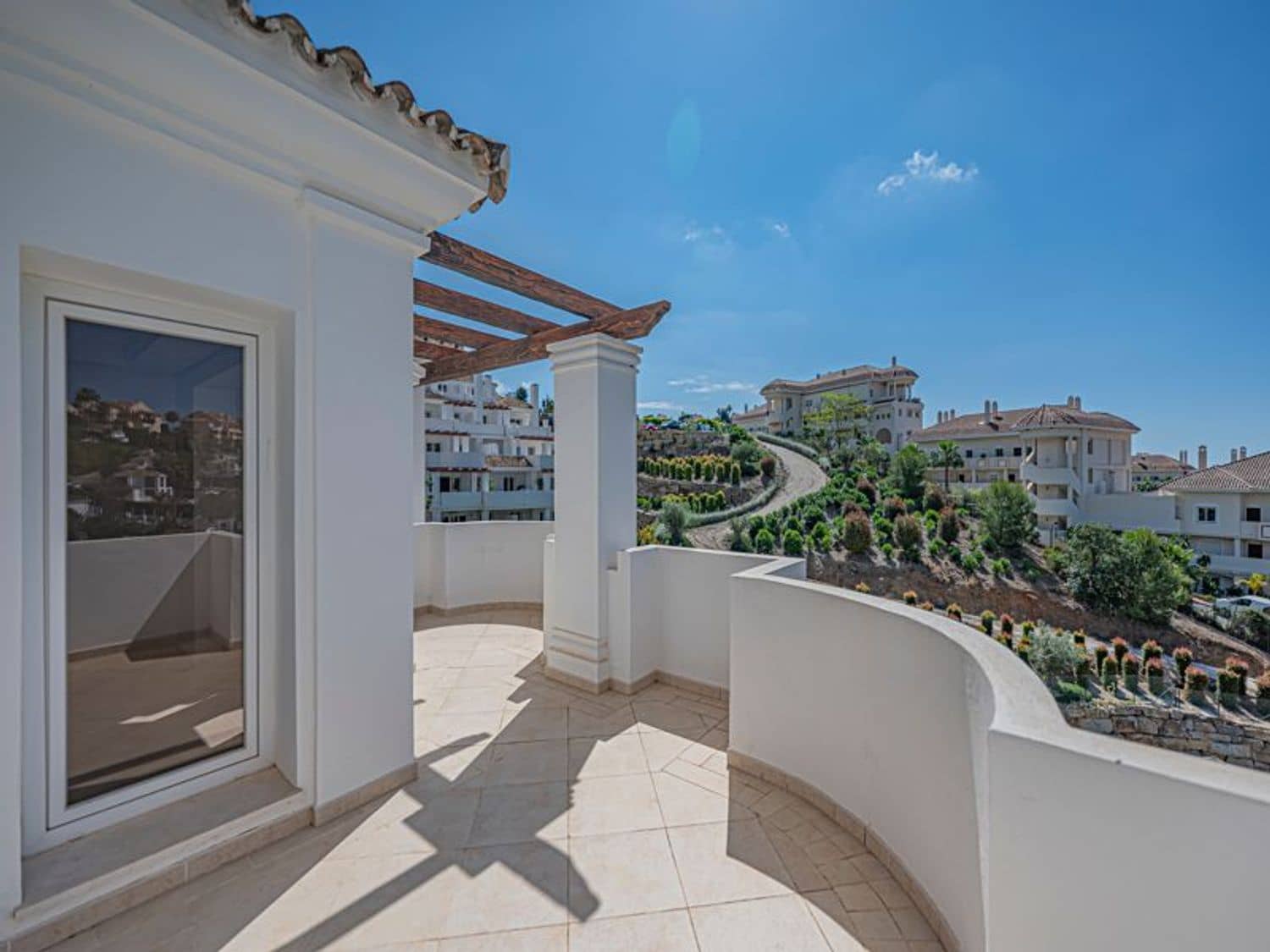 2 bedroom Apartment for sale in Nueva Andalucia with pool garage - € 658,000 (Ref: 9826951)