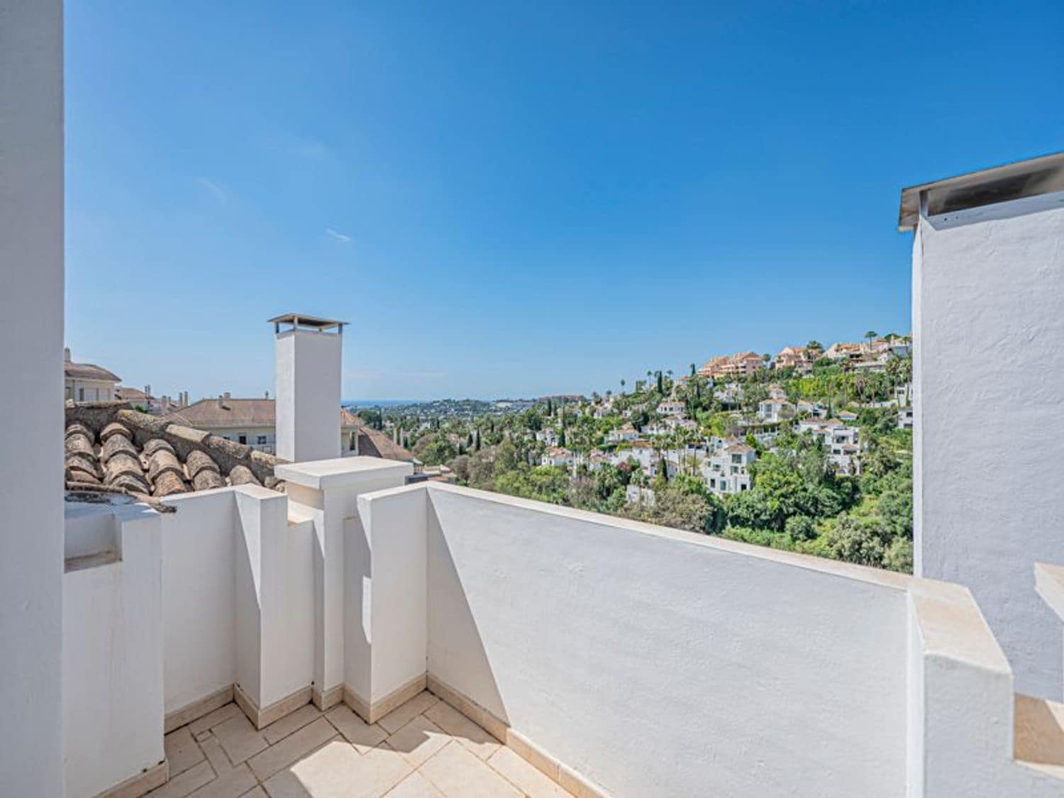 2 bedroom Apartment for sale in Nueva Andalucia with pool garage - € 658,000 (Ref: 9826951)