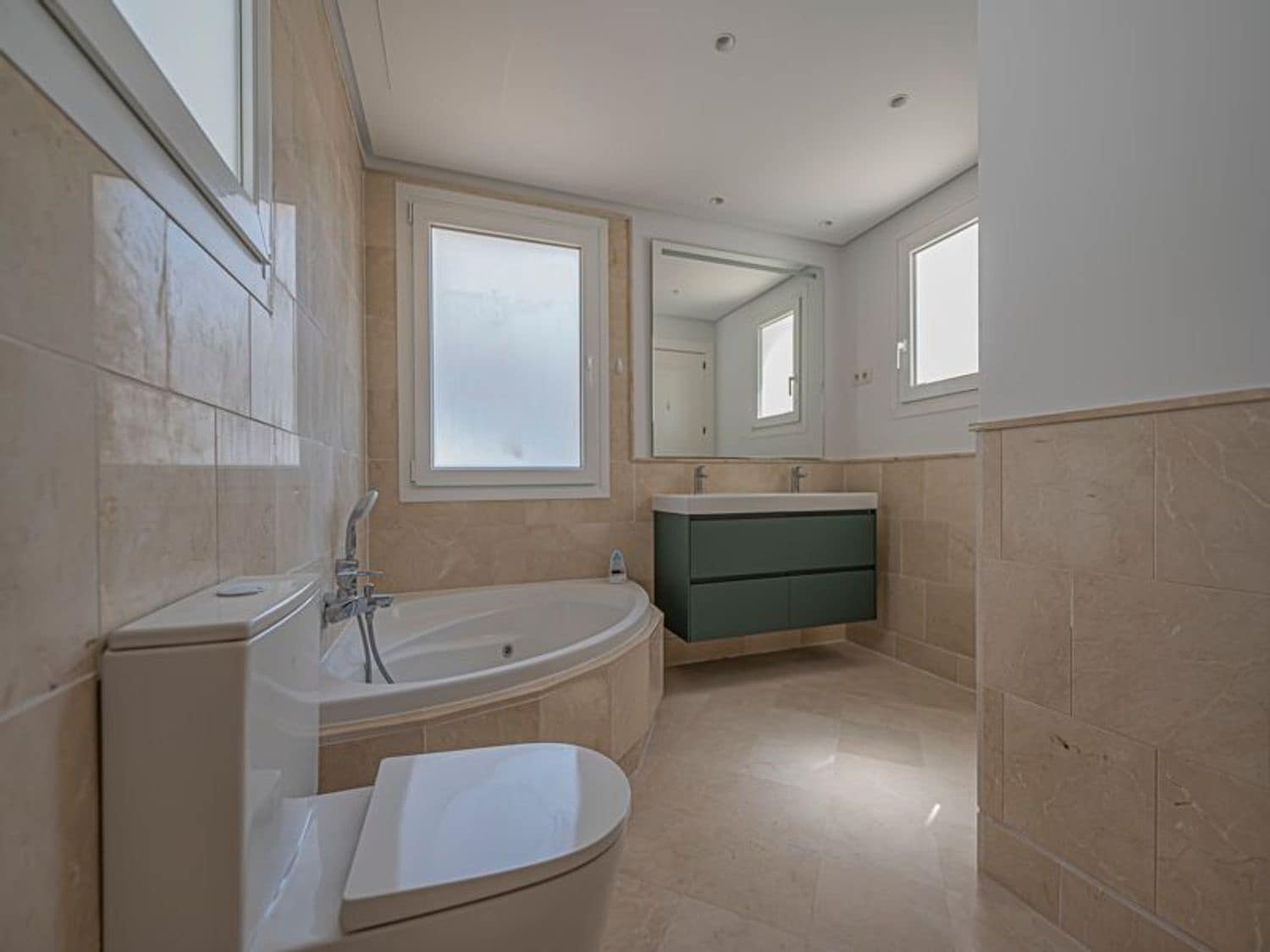 2 bedroom Apartment for sale in Nueva Andalucia with pool garage - € 658,000 (Ref: 9826951)