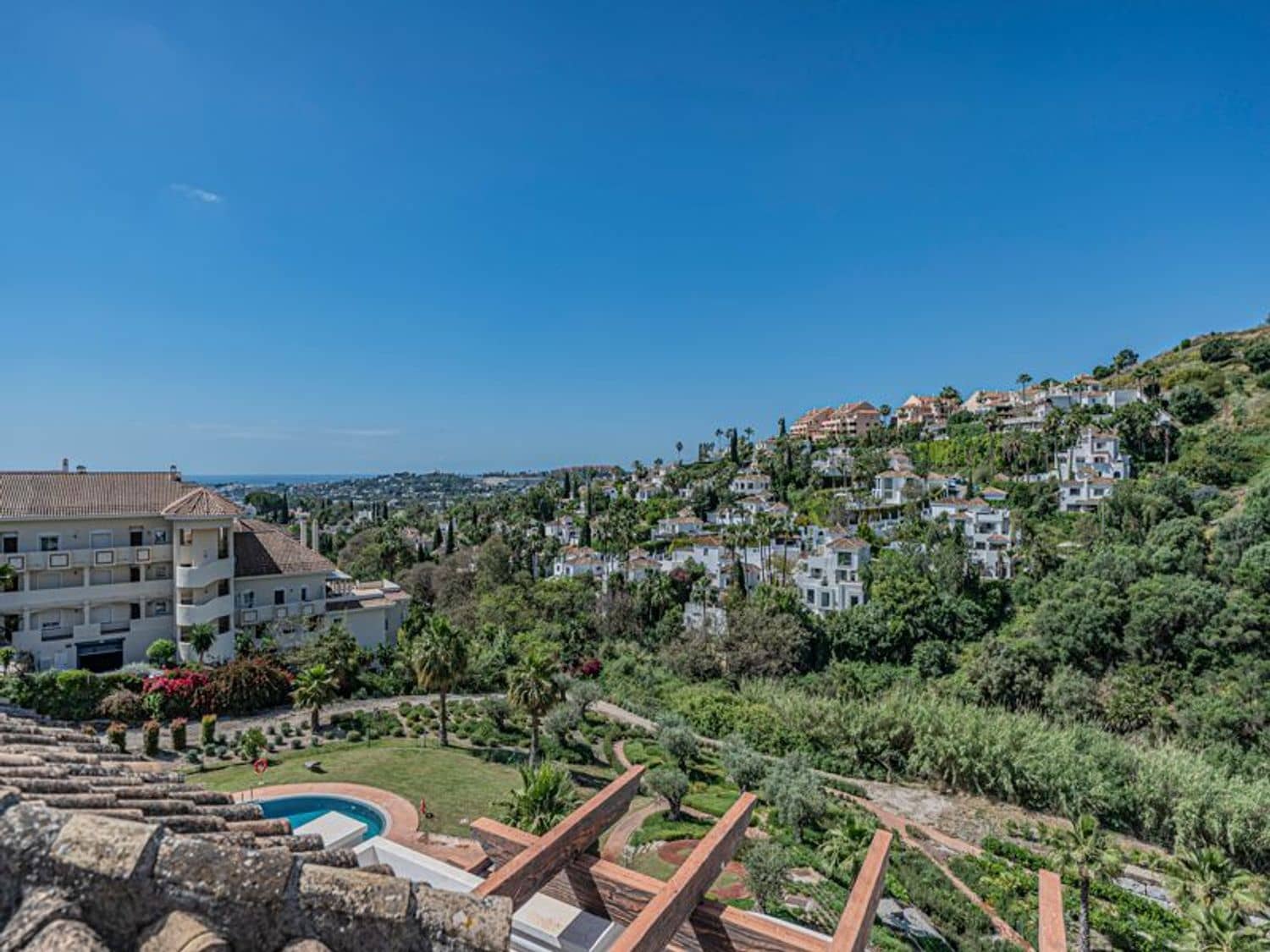 2 bedroom Apartment for sale in Nueva Andalucia with pool garage - € 658,000 (Ref: 9826951)
