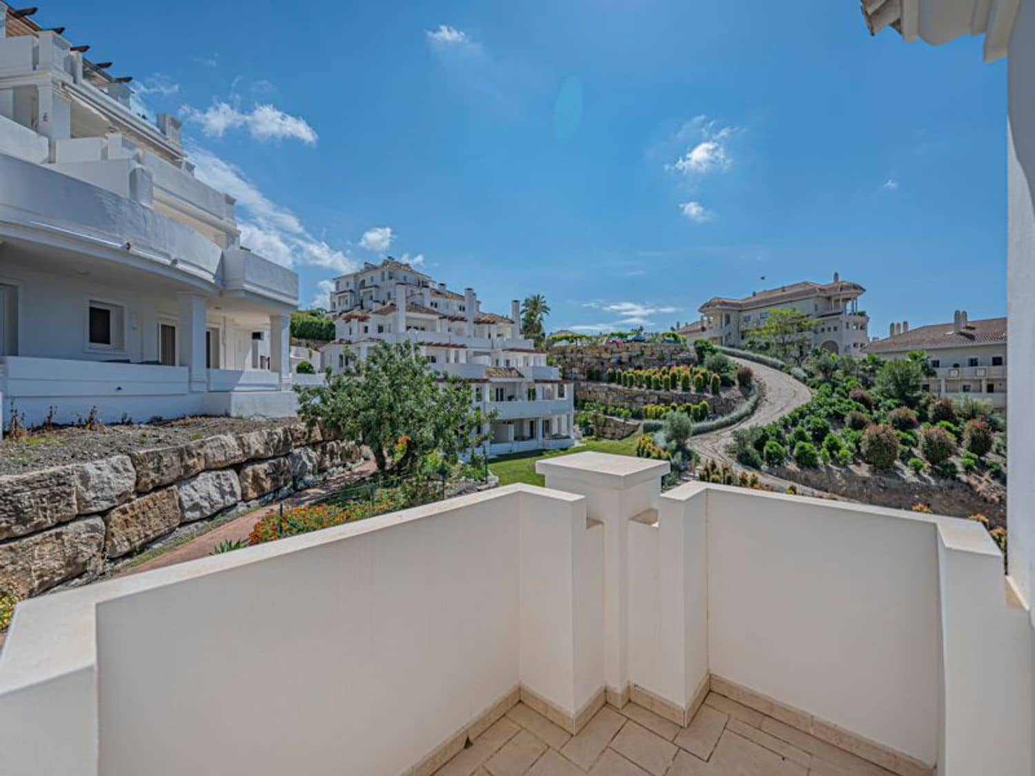 2 bedroom Apartment for sale in Nueva Andalucia with pool garage - € 658,000 (Ref: 9826951)