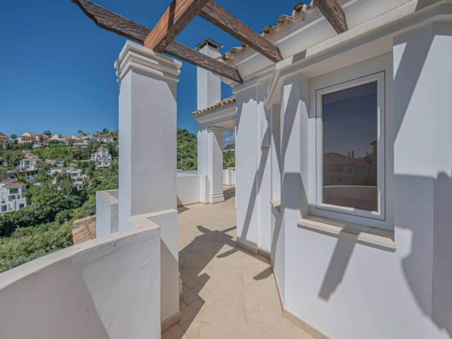 2 bedroom Apartment for sale in Nueva Andalucia with pool garage - € 658,000 (Ref: 9826951)