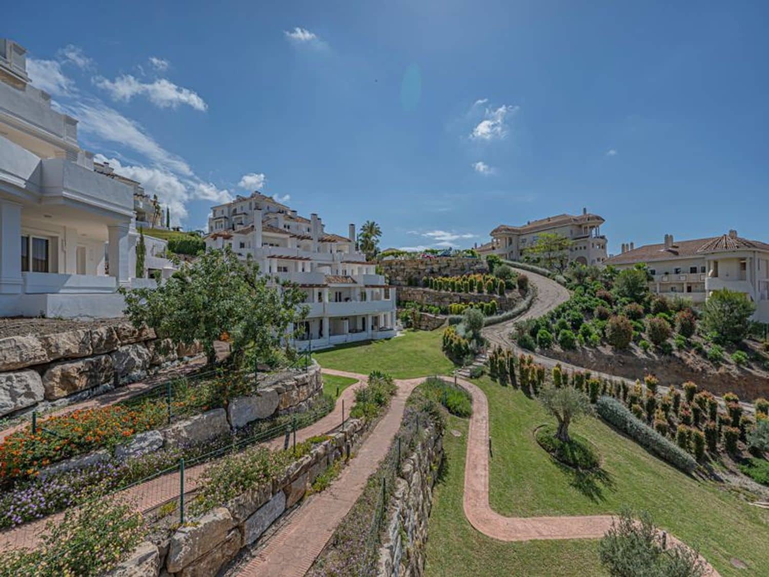 2 bedroom Apartment for sale in Nueva Andalucia with pool garage - € 658,000 (Ref: 9826951)