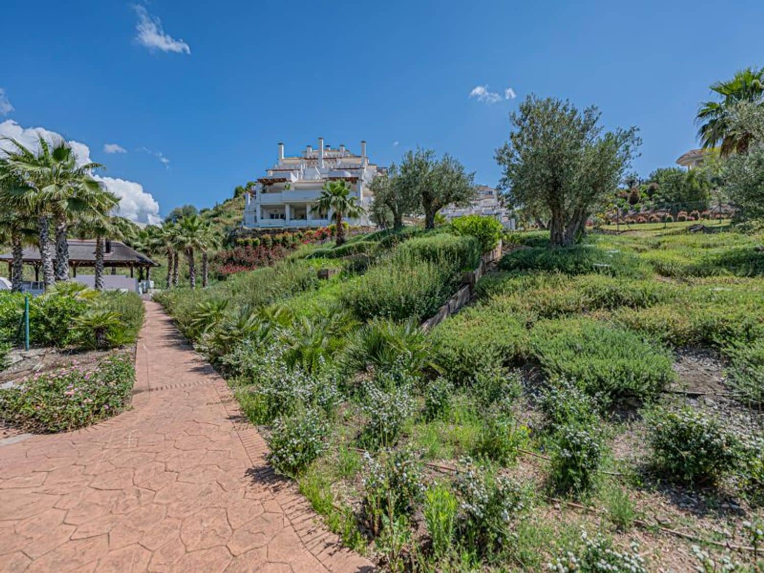 2 bedroom Apartment for sale in Nueva Andalucia with pool garage - € 658,000 (Ref: 9826951)