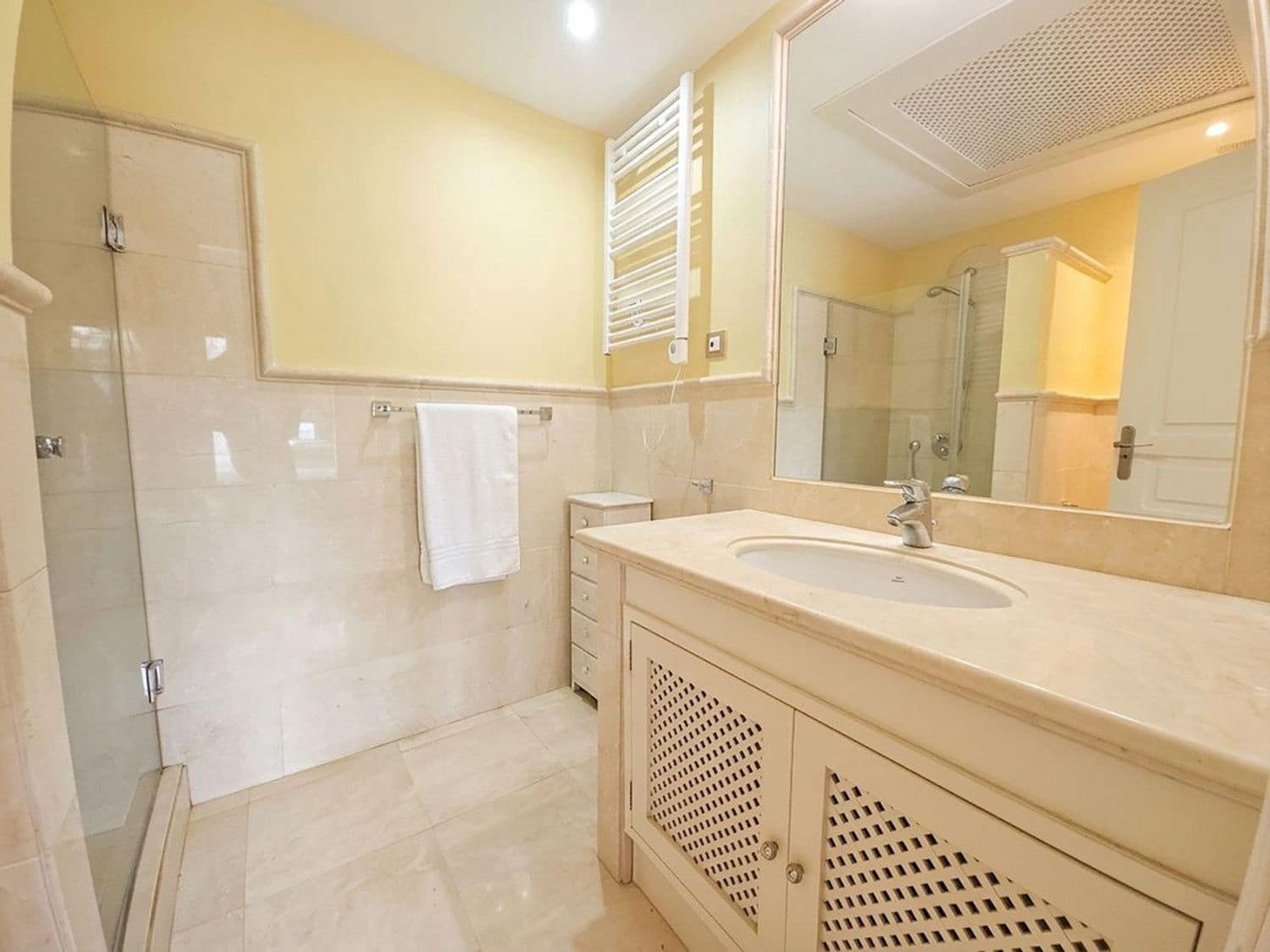 2 bedroom Townhouse for sale in Benahavis with pool garage - € 795,000 (Ref: 9840028)