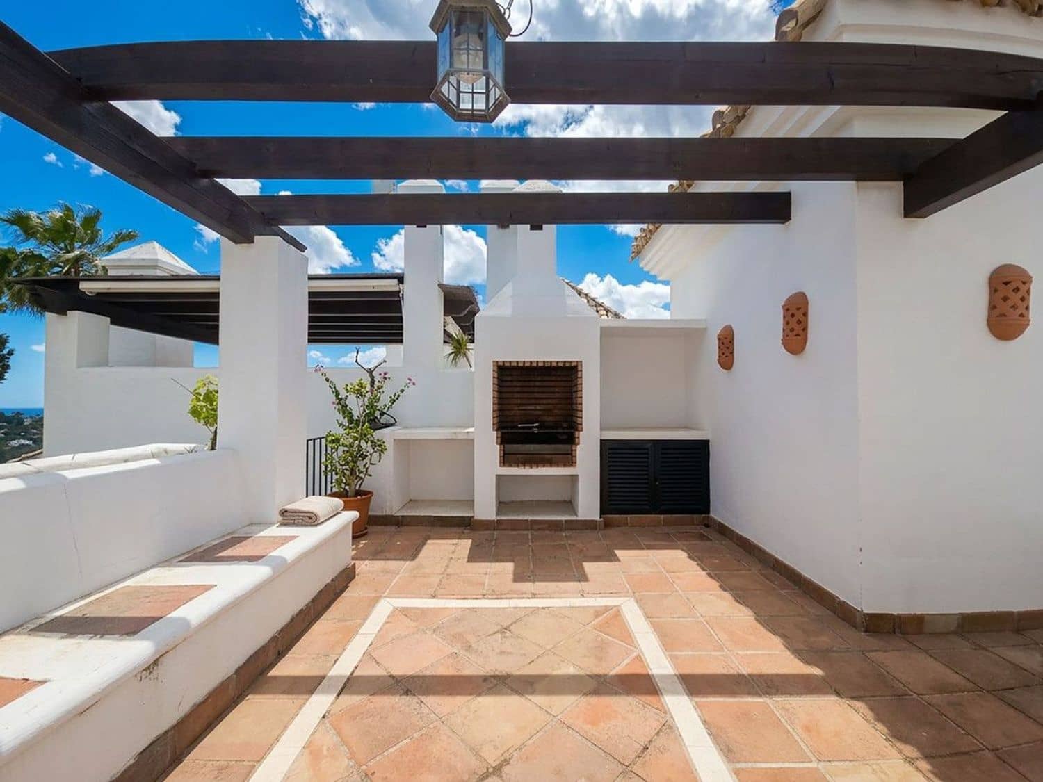 2 bedroom Townhouse for sale in Benahavis with pool garage - € 795,000 (Ref: 9840028)