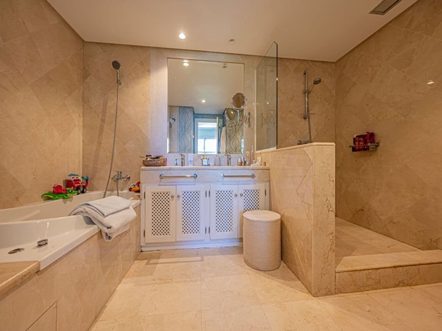 3 sypialnia Apartament na sprzedaż w La Mairena z basenem garażem - 895 000 € (Ref: 9858008)