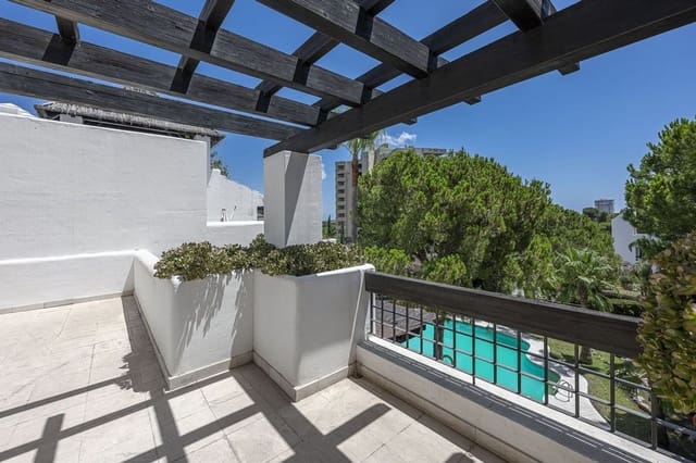 2 makuuhuone Huoneisto myytävänä paikassa Río Real, Marbella mukana uima-altaan 
autotalli - 600 000 € (Ref: 9869793)