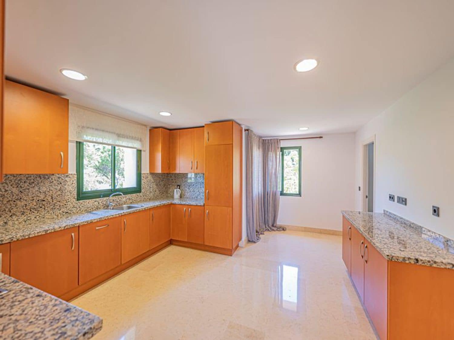 3 sovrum Lägenhet att hyra i Benahavis med pool garage - 5 000 € (Ref: 9885356)