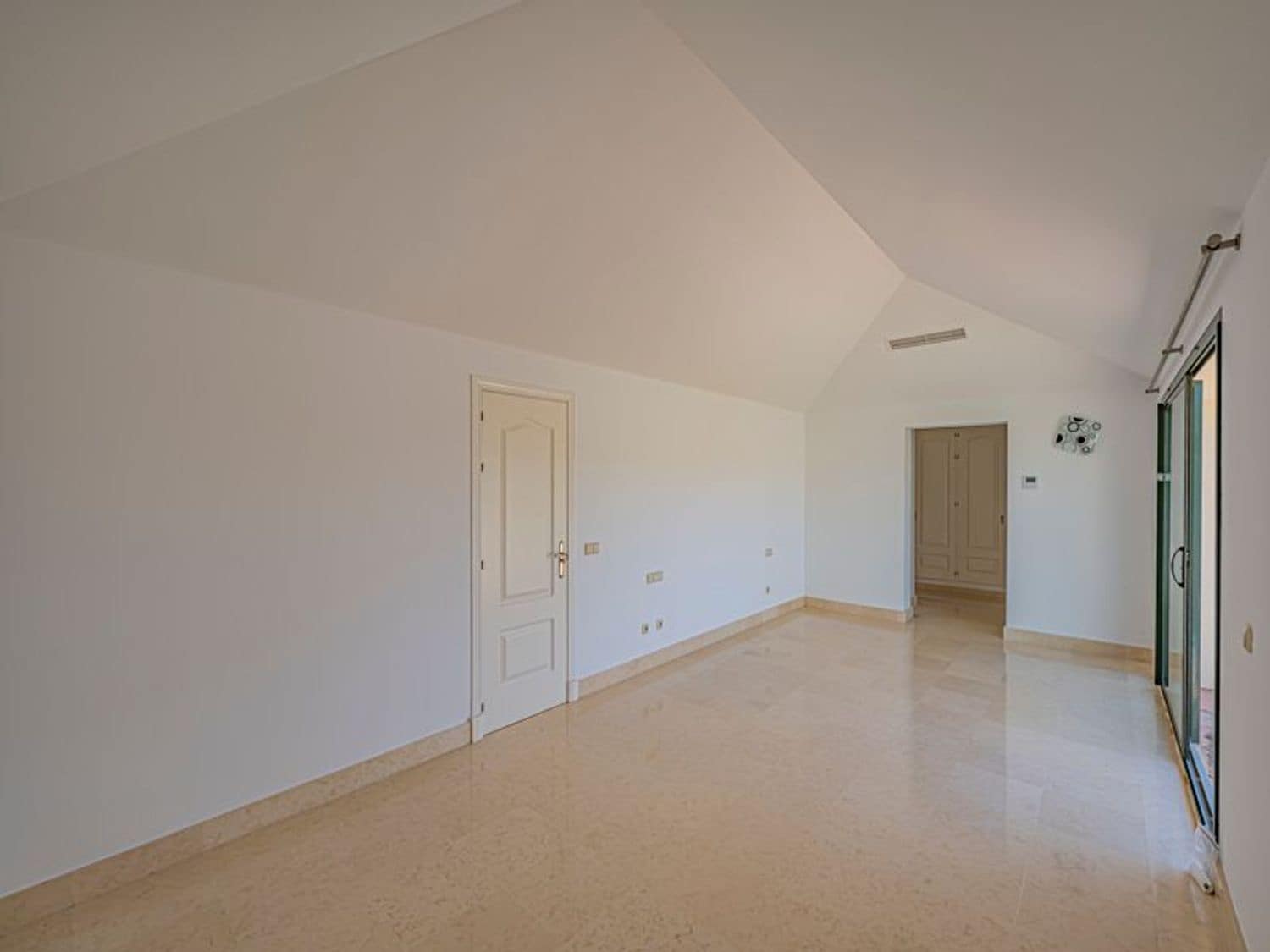 3 sovrum Lägenhet att hyra i Benahavis med pool garage - 5 000 € (Ref: 9885356)