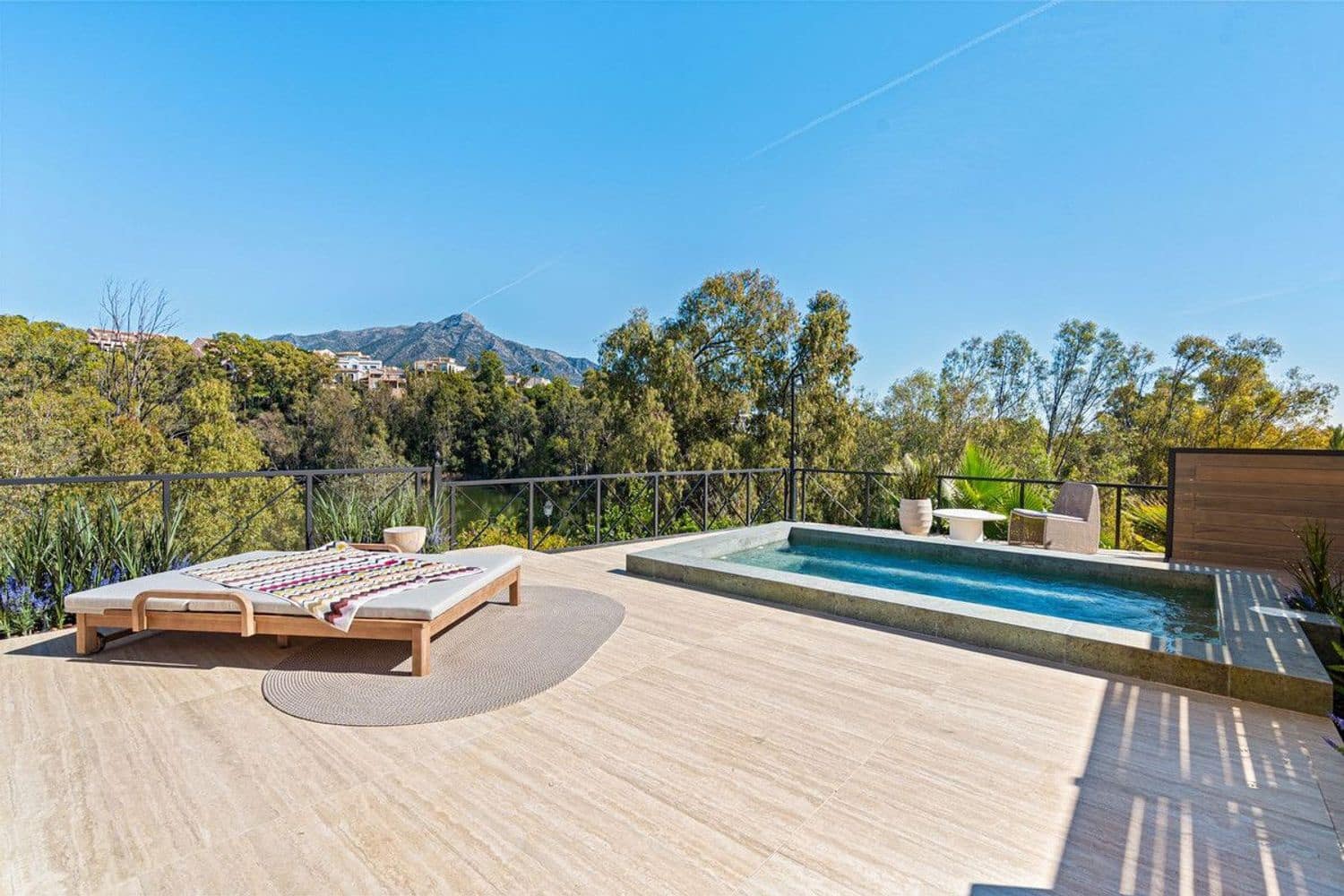 3 slaapkamer Appartement te koop in Nueva Andalucia met zwembad garage - € 1.350.000 (Ref: 9916421)