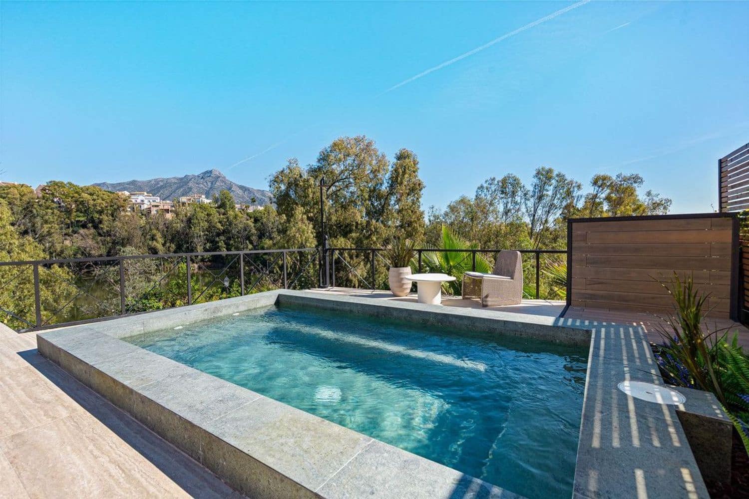 3 slaapkamer Appartement te koop in Nueva Andalucia met zwembad garage - € 1.350.000 (Ref: 9916421)