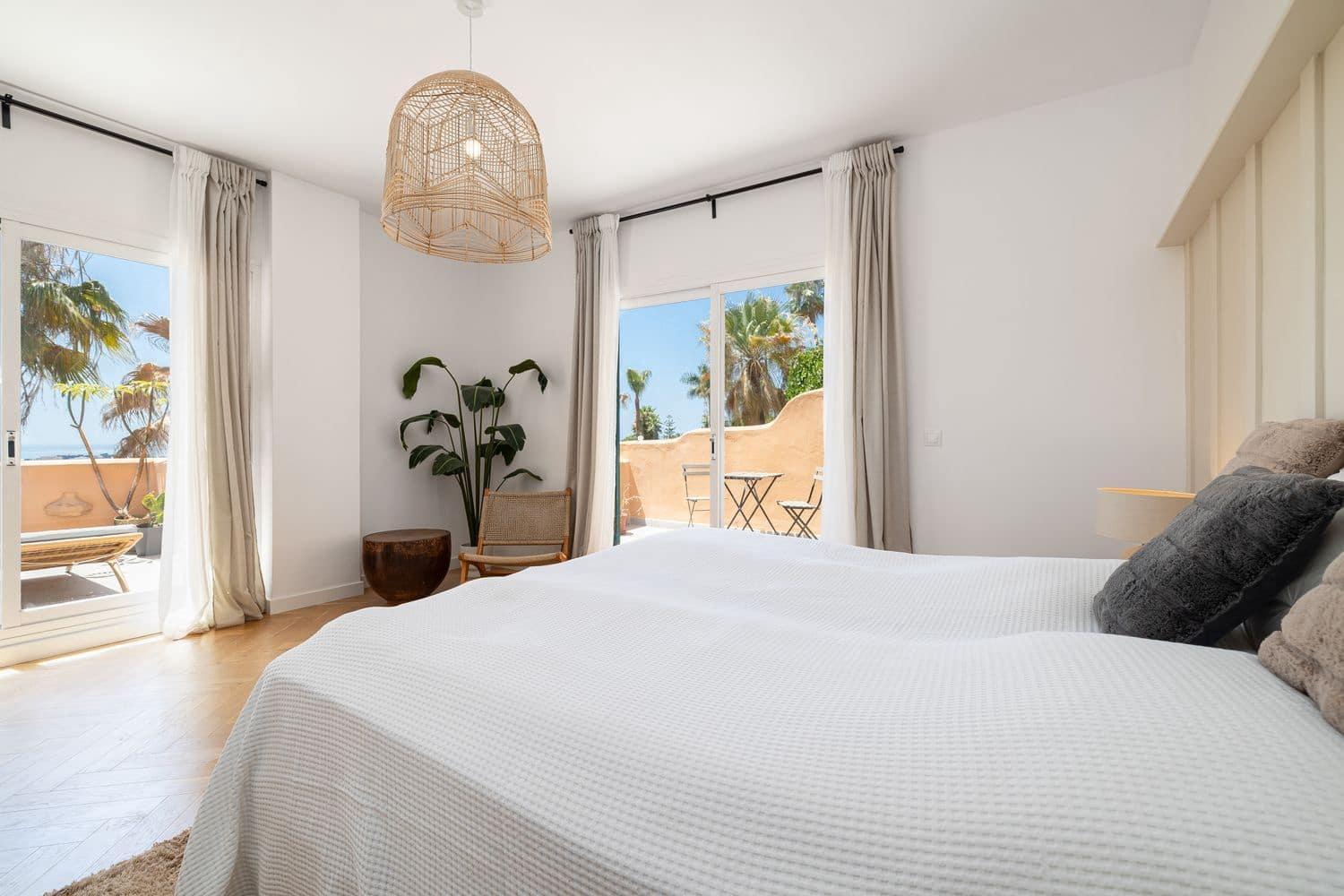 3 sypialnia Apartament na sprzedaż w Nueva Andalucia z basenem garażem - 1 125 000 € (Ref: 9916422)