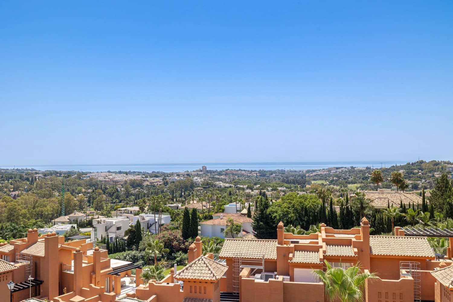 3 sypialnia Apartament na sprzedaż w Nueva Andalucia z basenem garażem - 1 125 000 € (Ref: 9916422)
