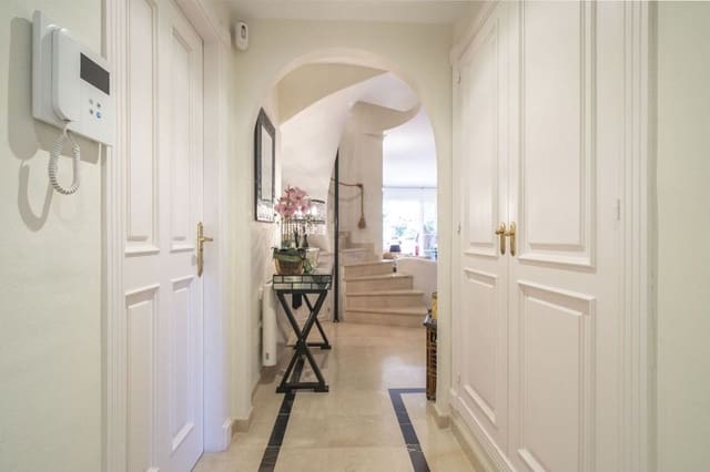 Apartamento de 3 habitaciones en Nueva Andalucía Centro, Marbella en venta con piscina garaje - 750.000 € (Ref: 9916423)