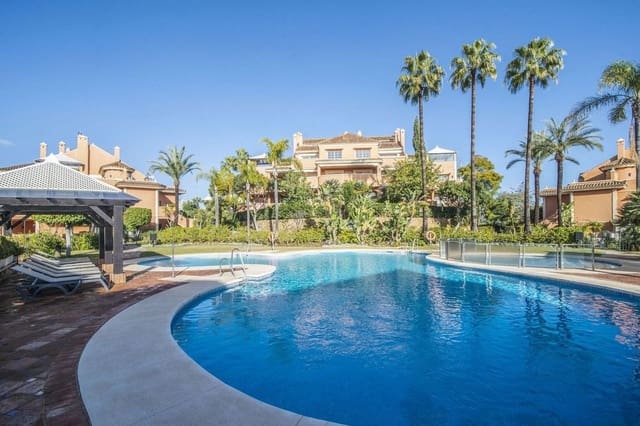Apartamento de 3 habitaciones en Nueva Andalucía Centro, Marbella en venta con piscina garaje - 750.000 € (Ref: 9916423)